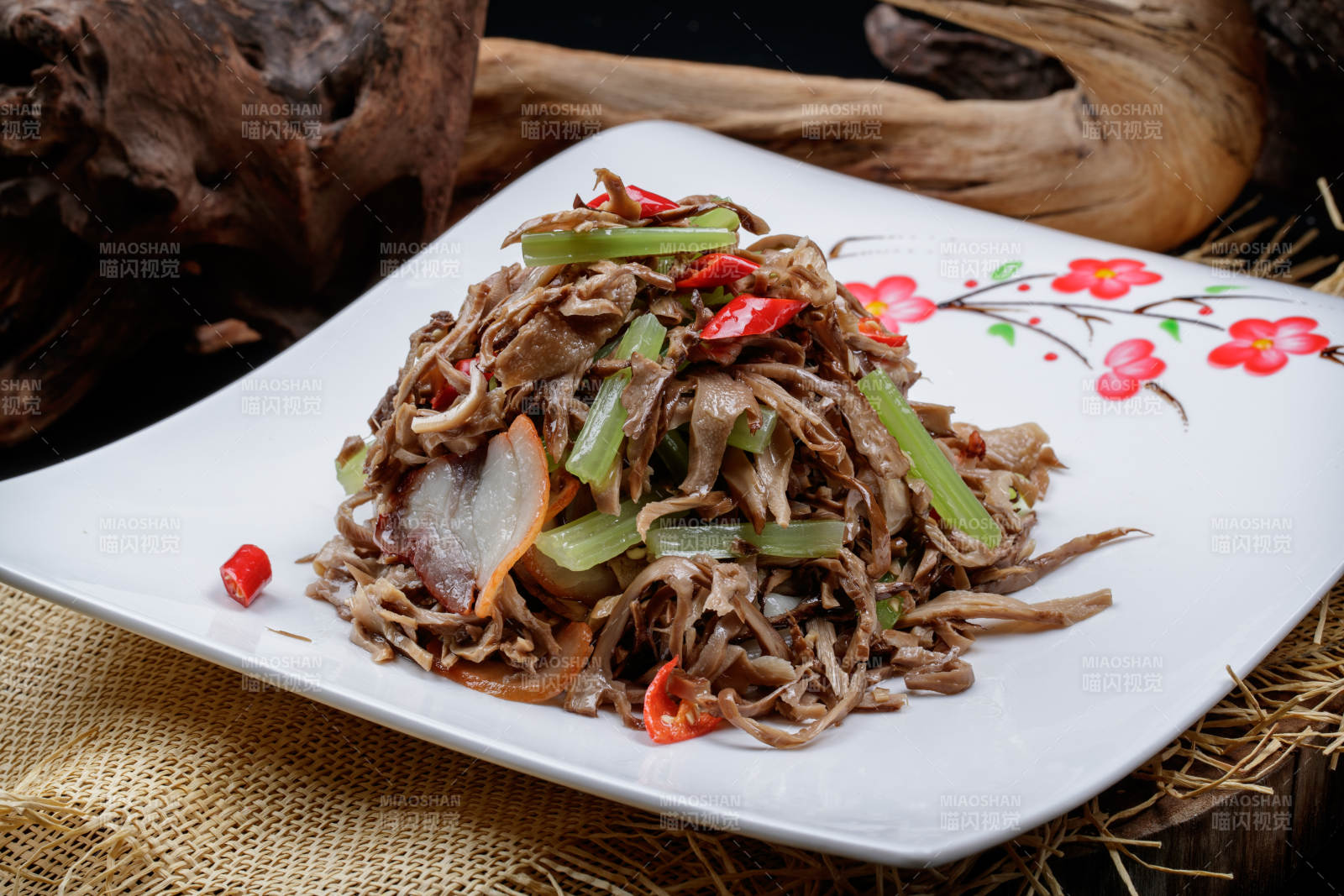 梅花圖案白瓷盤裝的五花肉燒鮮松蘑片