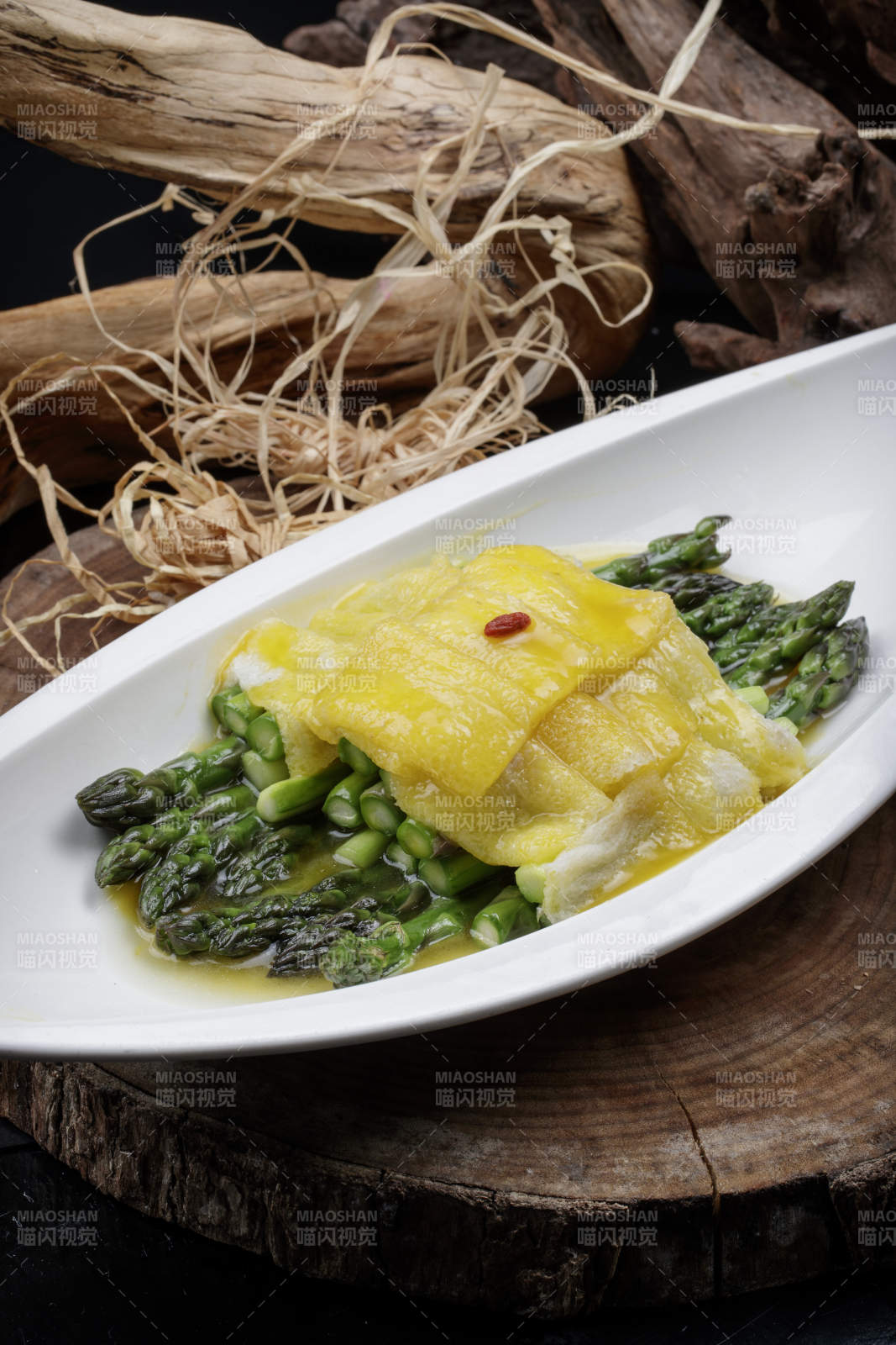 白色瓷盤裝的竹蓀灼芥藍(lán)-攝影圖