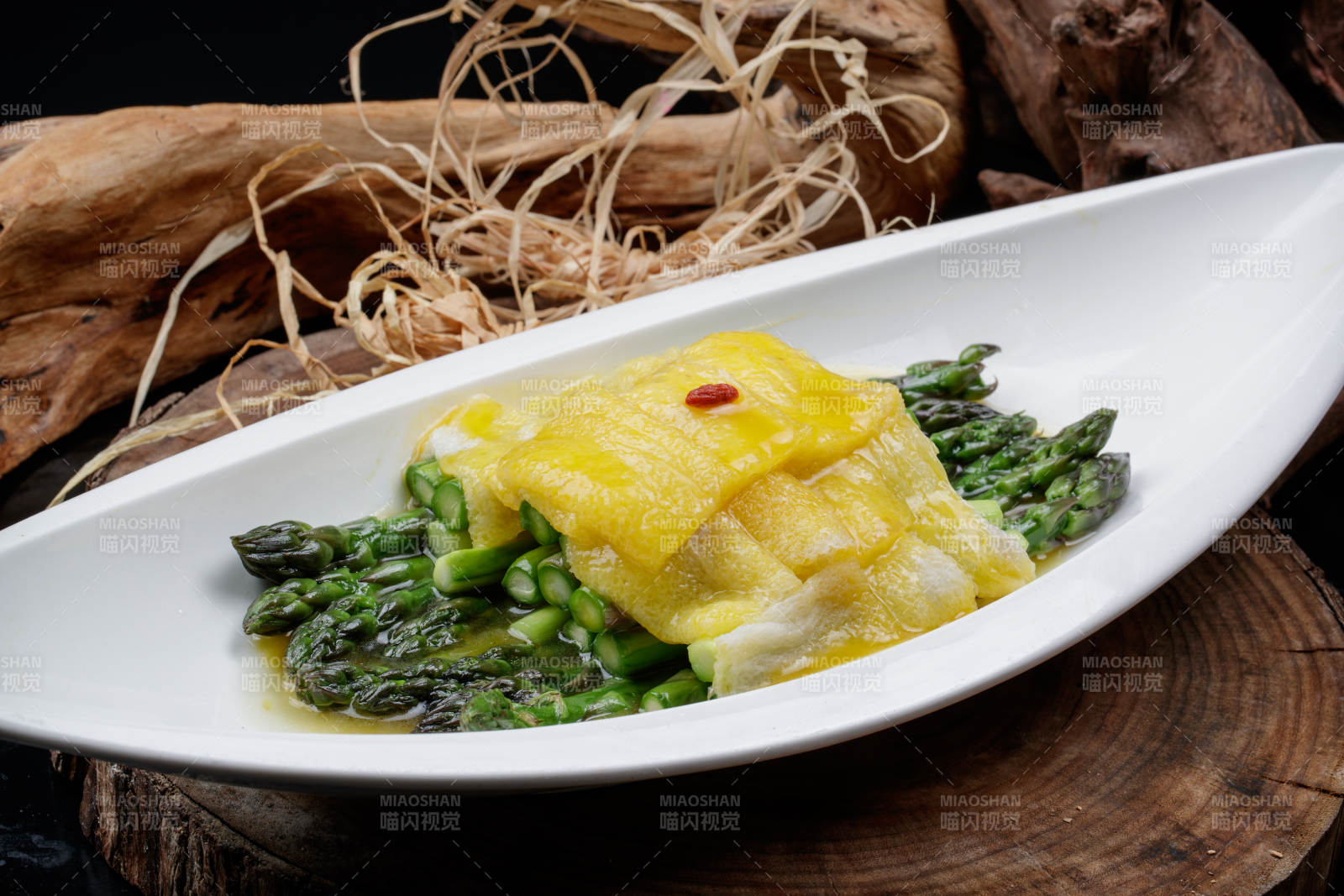 白色瓷盤裝的竹蓀灼芥藍-攝影圖