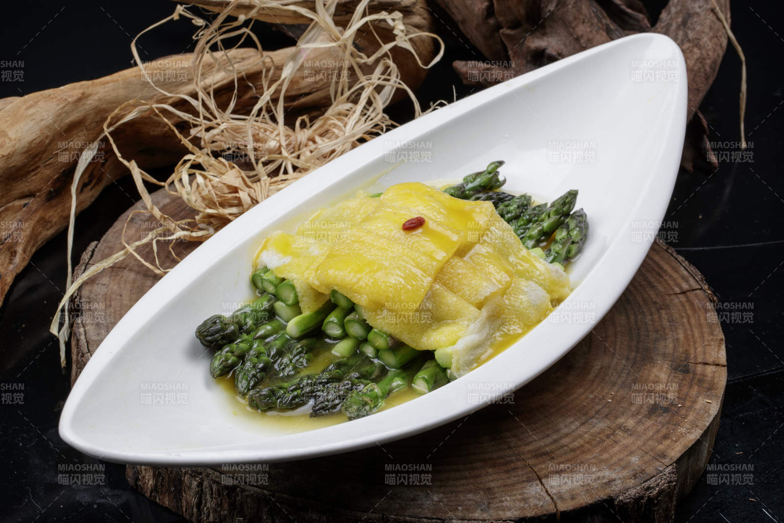 白色瓷盤裝的竹蓀灼芥藍-攝影圖