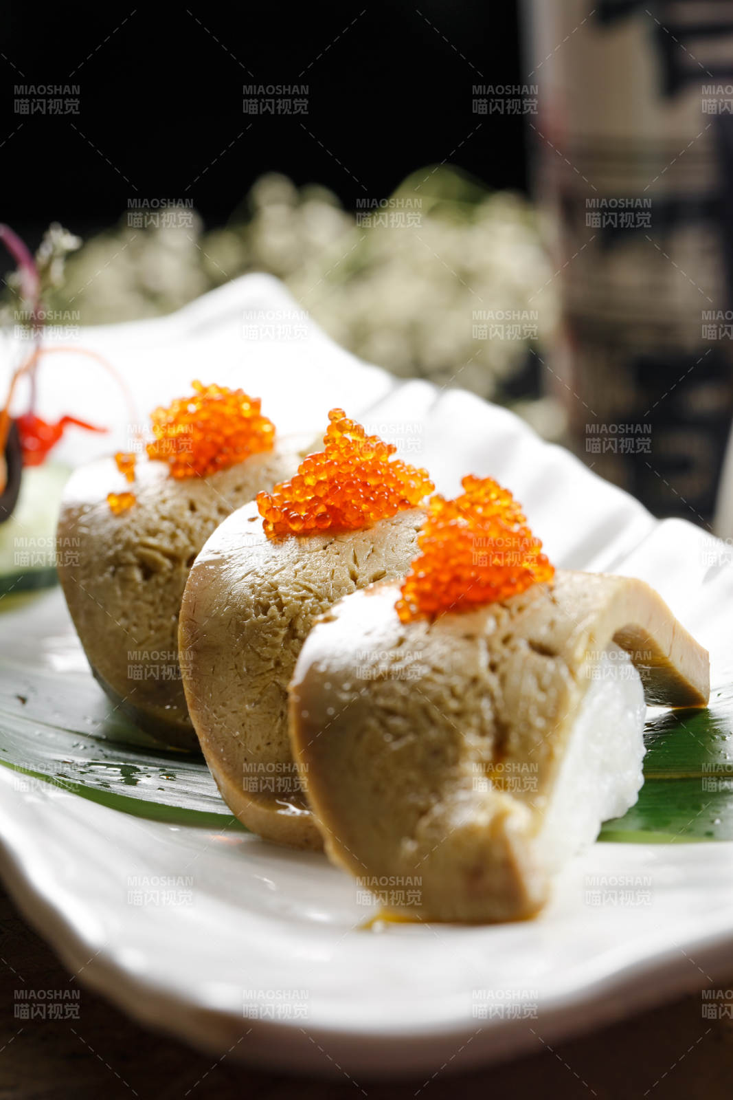 長方形瓷盤裝的蟹子火灸鵝肝壽司