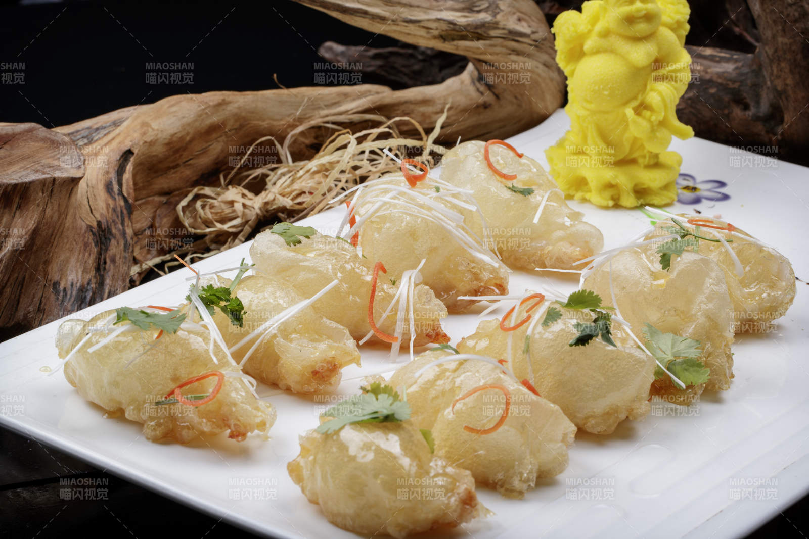 油炸气泡大明虾泡泡虾摆放在黑色背景上