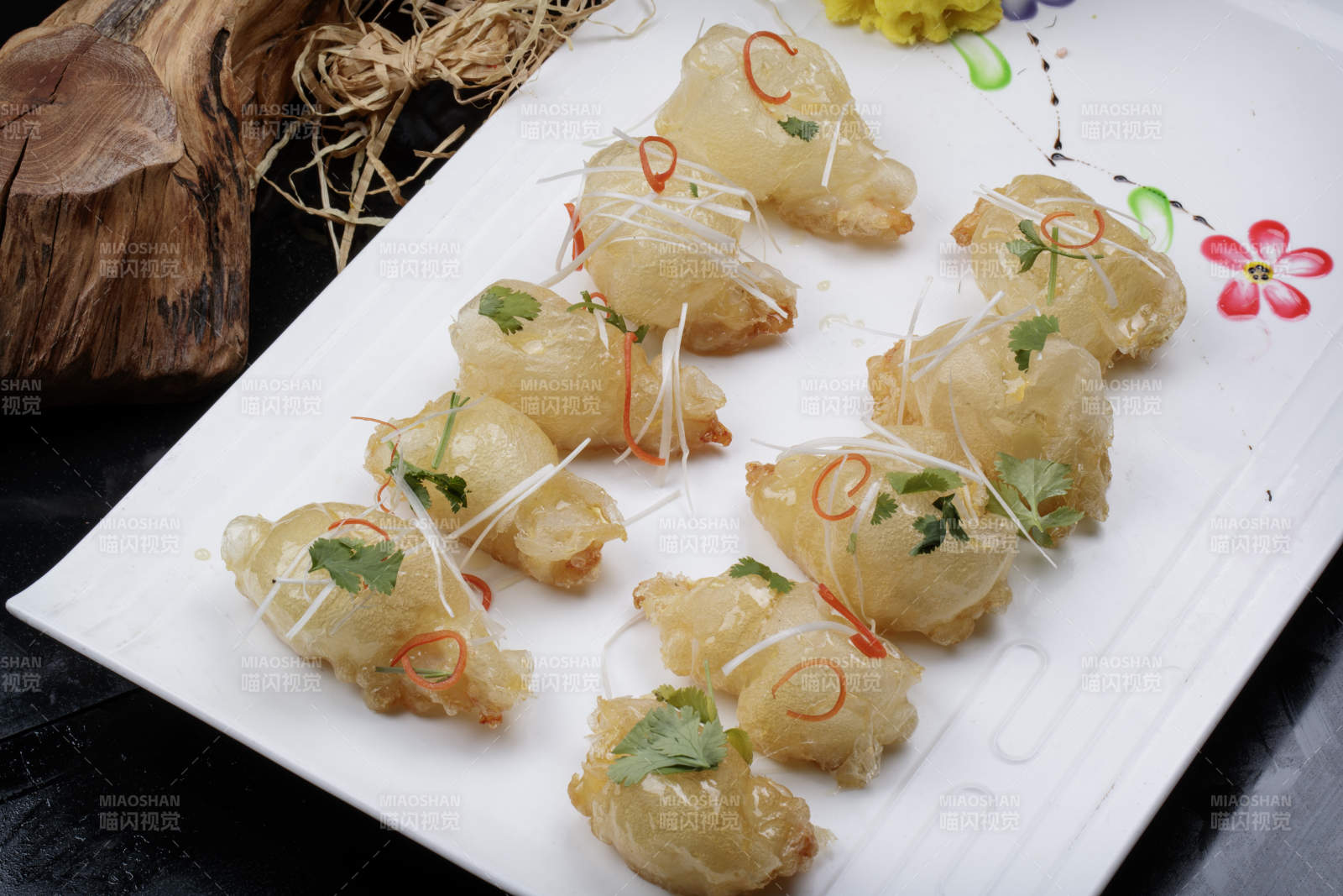 油炸气泡大明虾泡泡虾摆放在黑色背景上