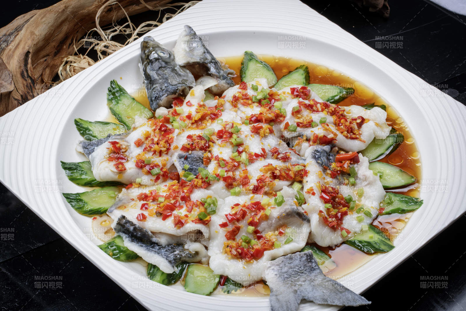 清蒸剁椒海梭鱼摆放在黑色背景上