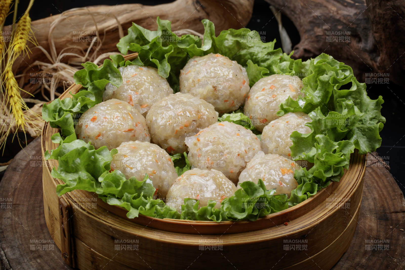 籠屜裝的粉蒸土豆大丸子擺放在樟木砧板上