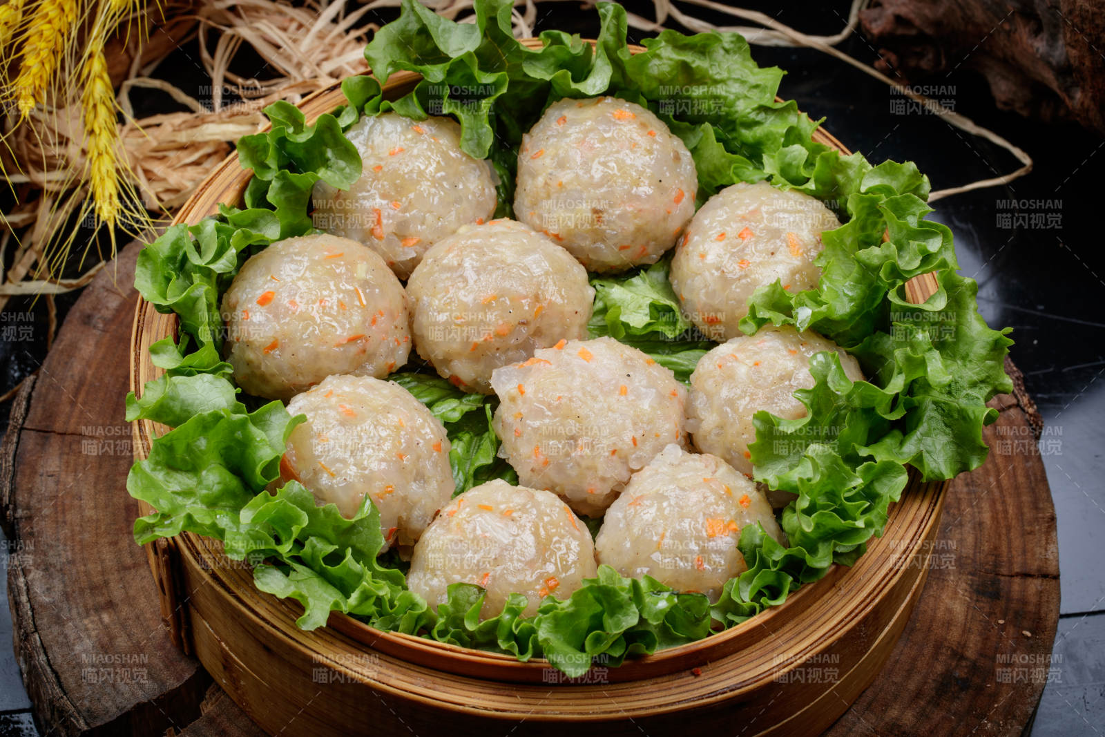 笼屉装的粉蒸土豆大丸子摆放在樟木砧板上