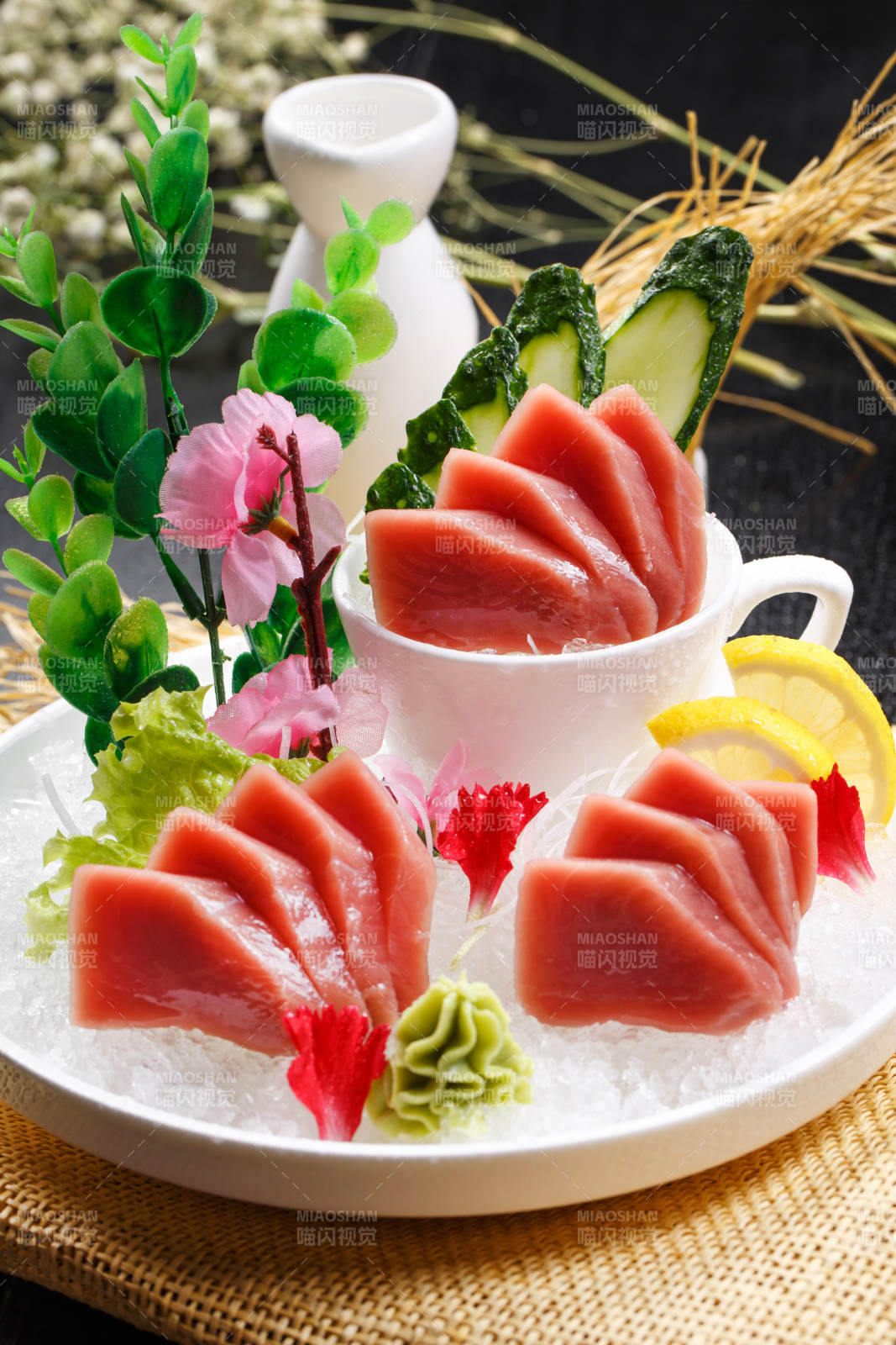 超低溫金槍魚刺身擺放在草墊上