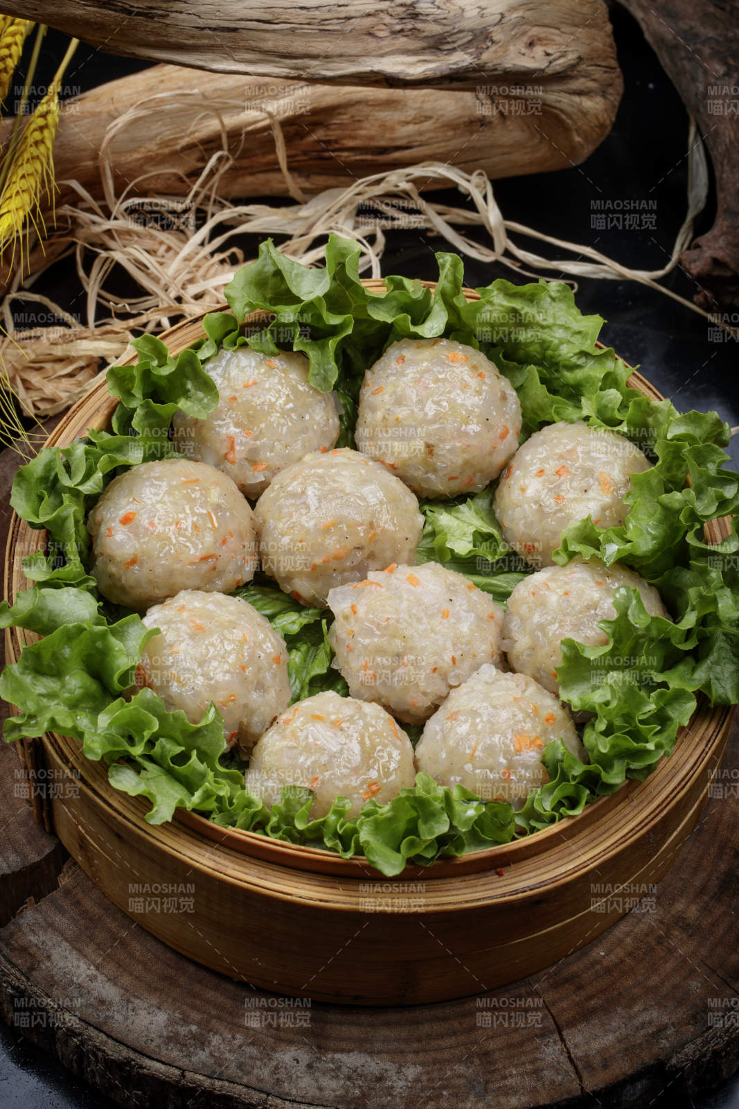 籠屜裝的粉蒸土豆大丸子擺放在樟木砧板上