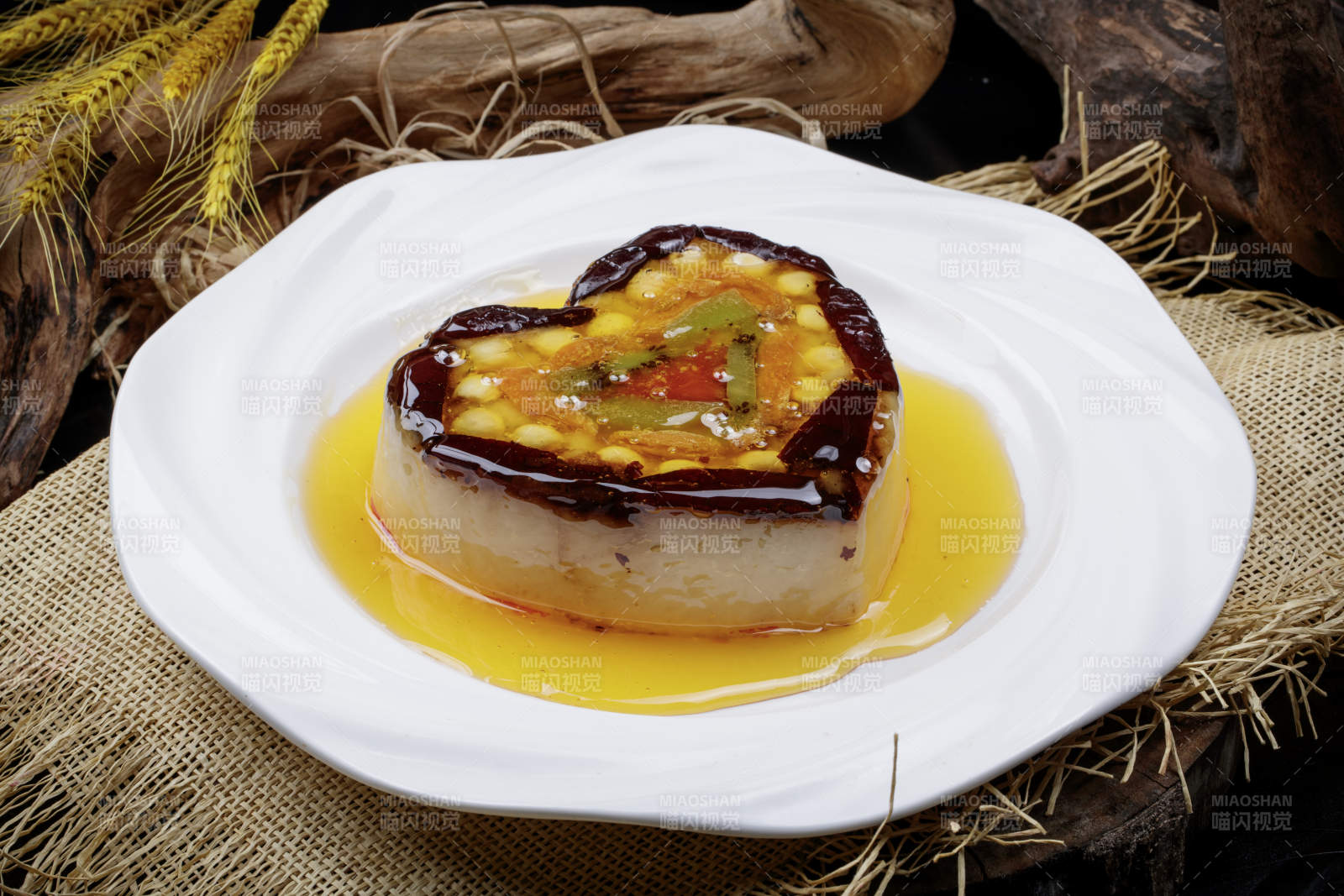 白色瓷盤裝的婚宴甜品糯米八寶飯