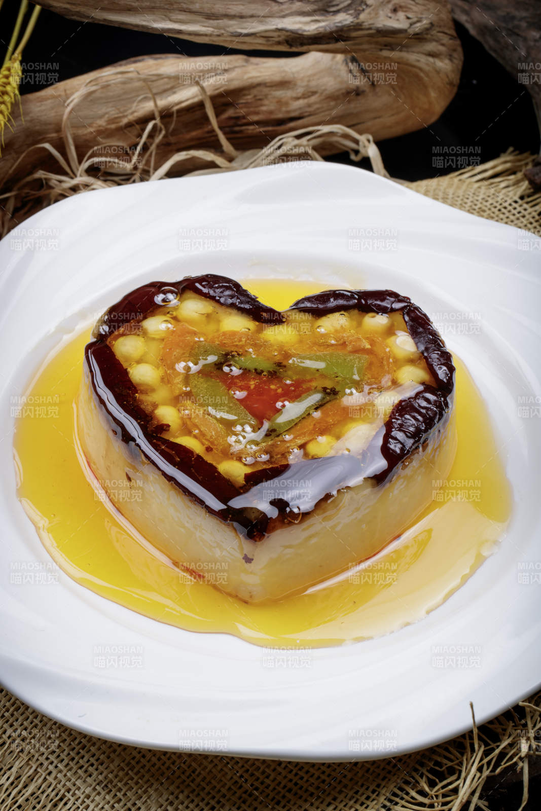 白色瓷盘装的婚宴甜品糯米八宝饭