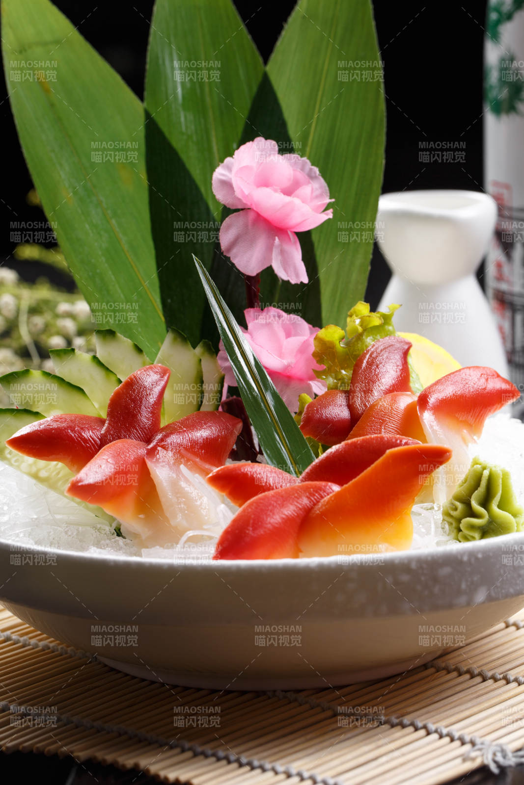 北極貝刺身擺放在壽司簾上