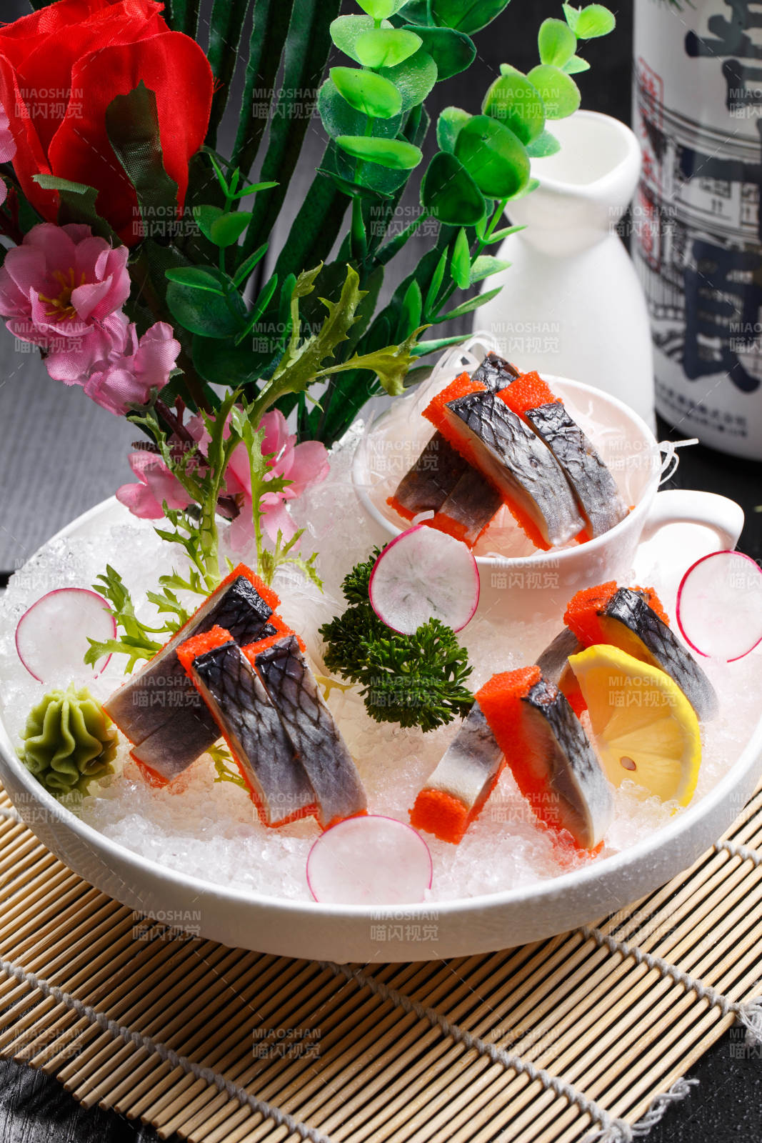 西鱗魚刺身擺放在壽司簾上