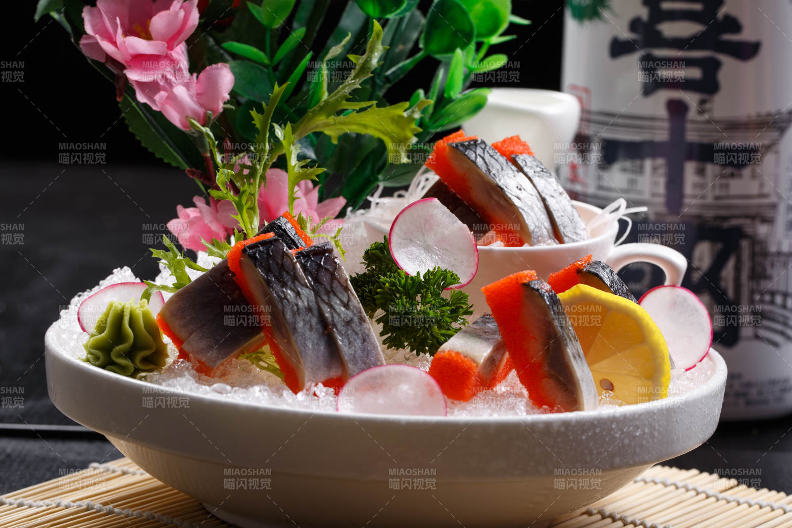 西鱗魚刺身擺放在壽司簾上