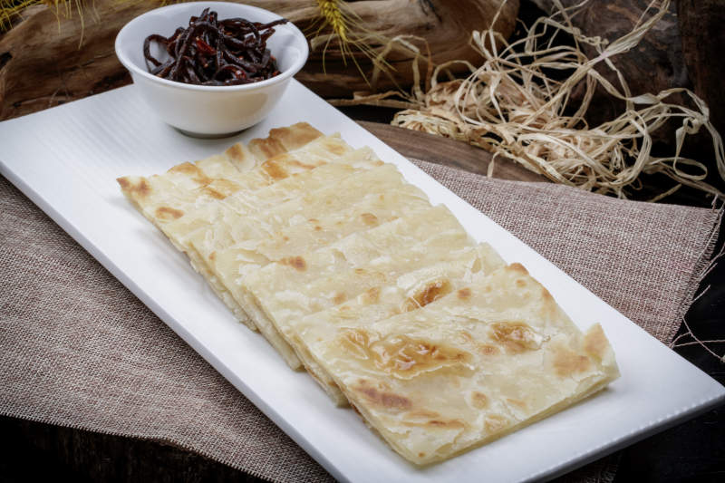 老咸菜香酥饼摆放在麻布垫子上