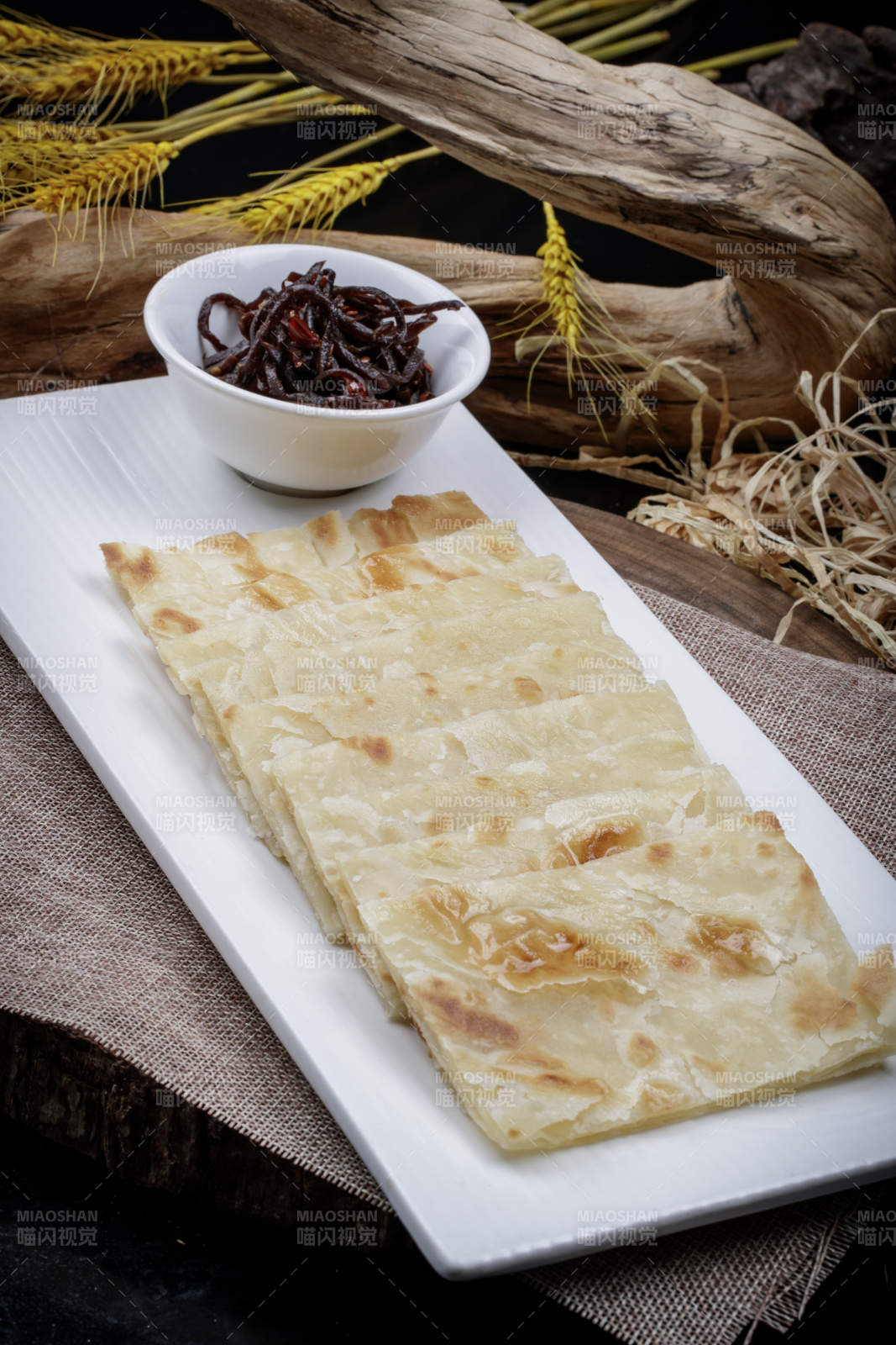 老咸菜香酥饼摆放在麻布垫子上