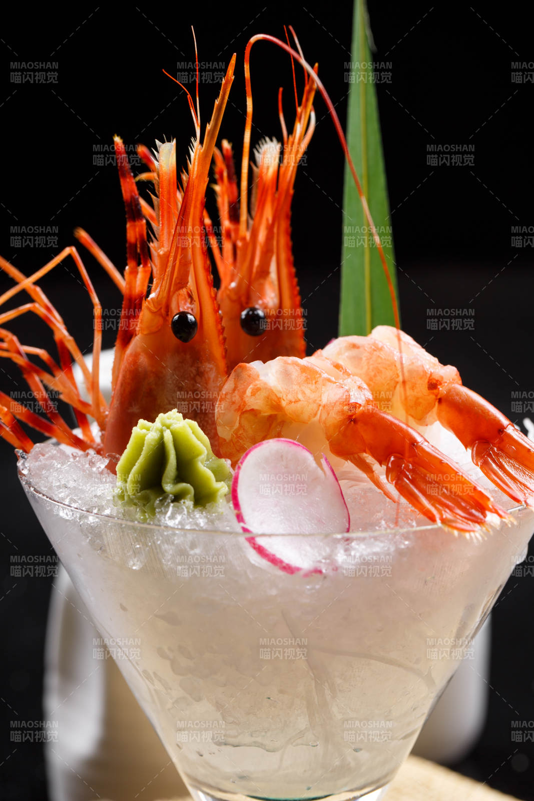 裝滿碎冰的高腳杯擺放的兩只北極甜蝦刺身