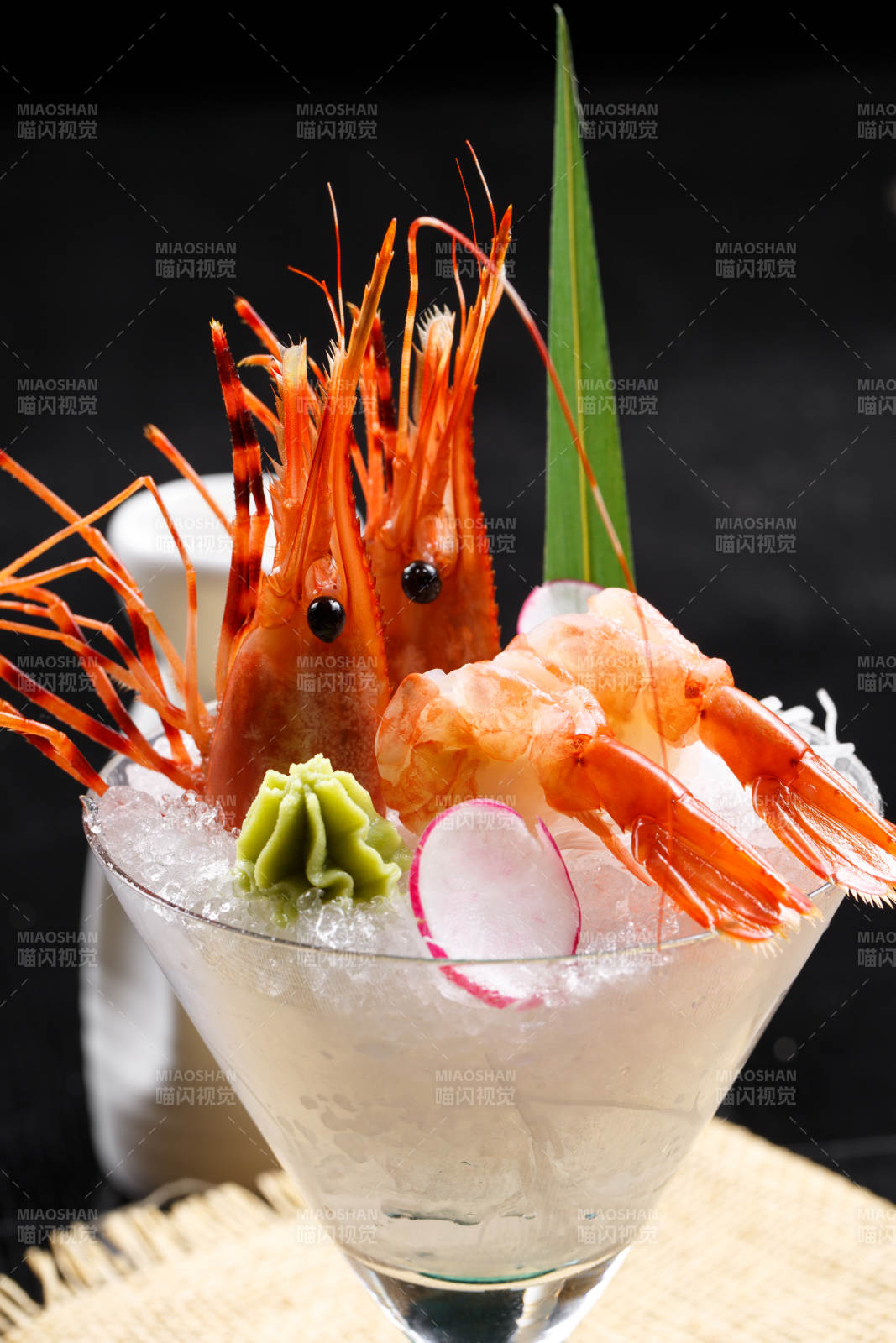 裝滿碎冰的高腳杯擺放的兩只北極甜蝦刺身