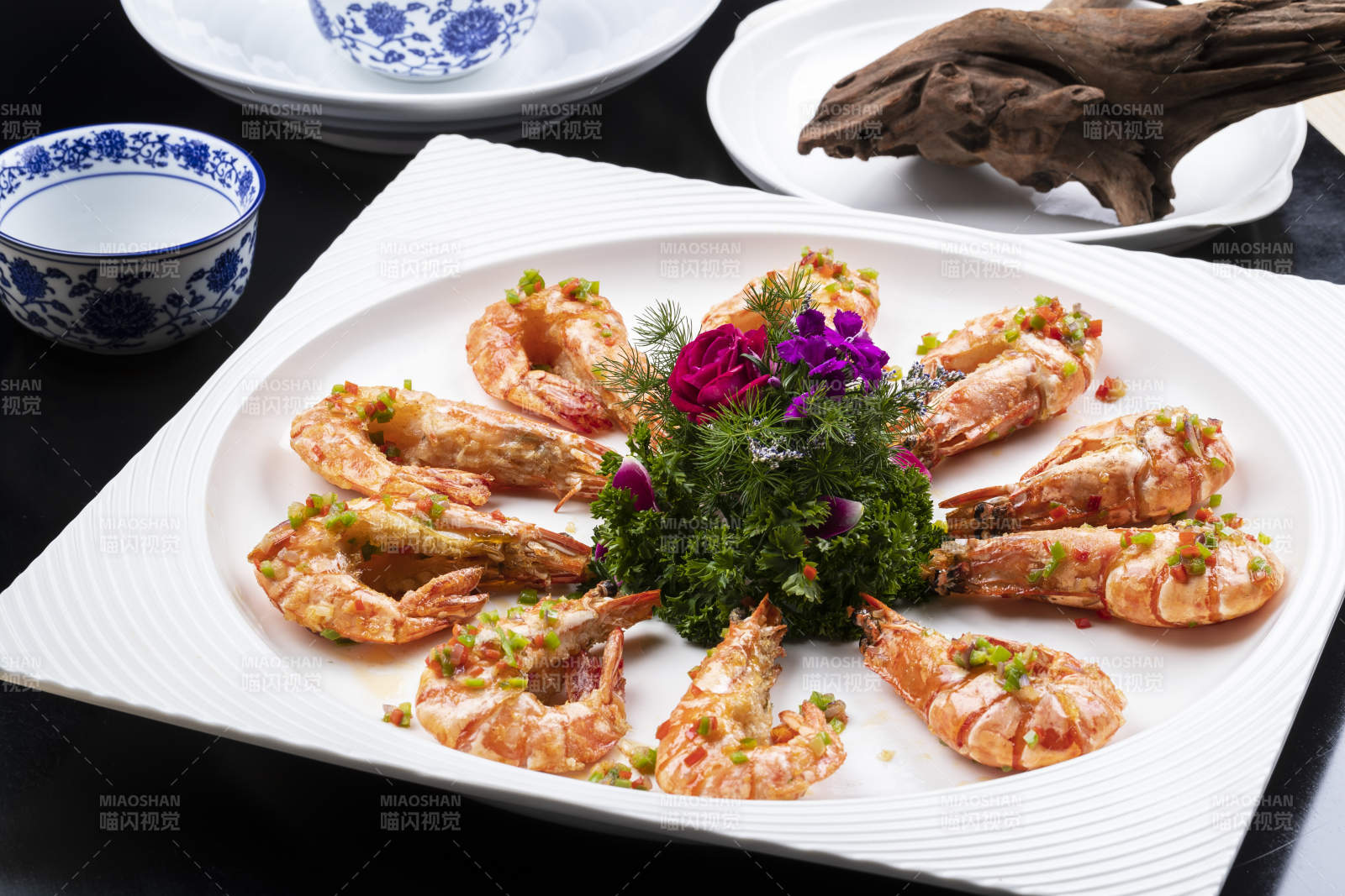 香煎大明蝦擺放在黑色背景上-攝影圖