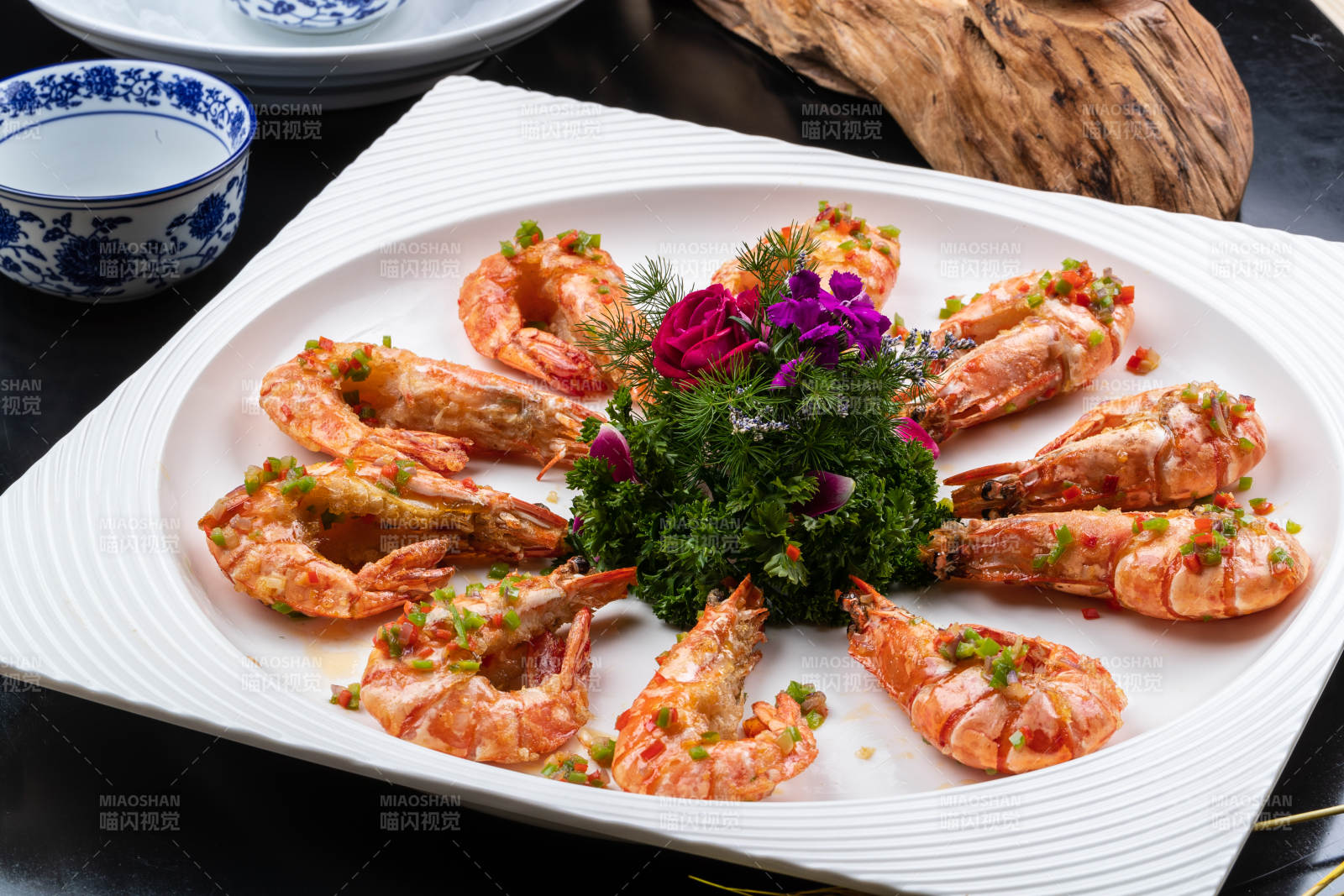 香煎大明蝦擺放在黑色背景上-攝影圖