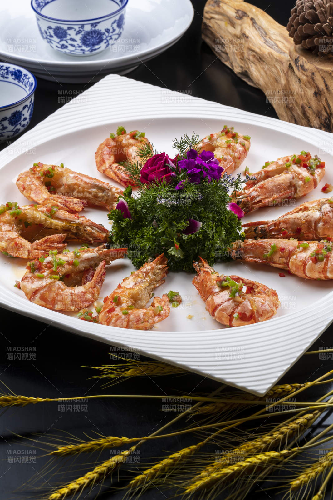 香煎大明蝦擺放在黑色背景上-攝影圖