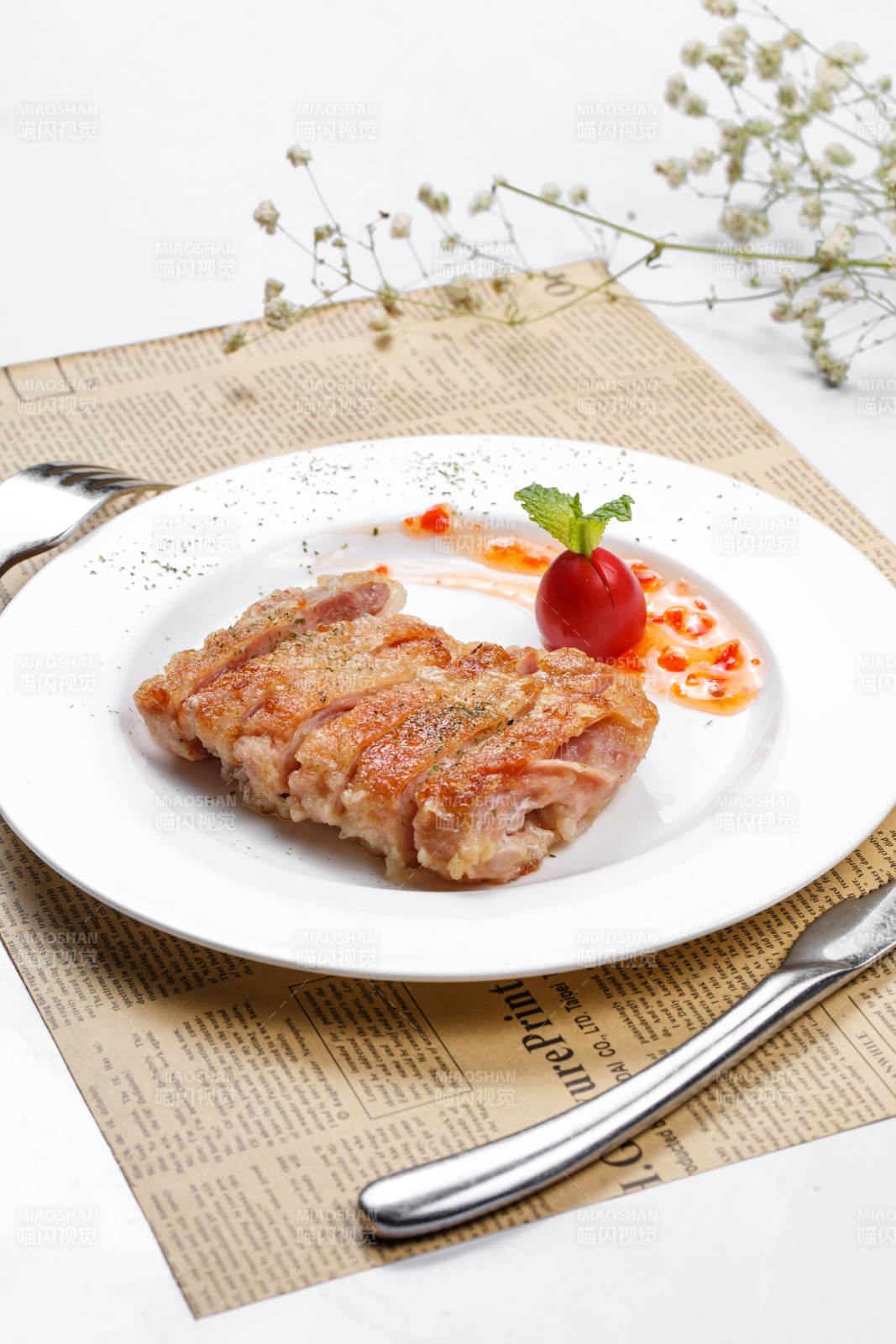 脆皮鐵板雞排擺放在英文包裝紙上