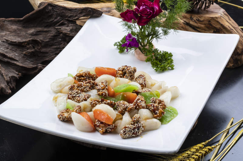 白瓷盘装的芝麻牛脯炒百合