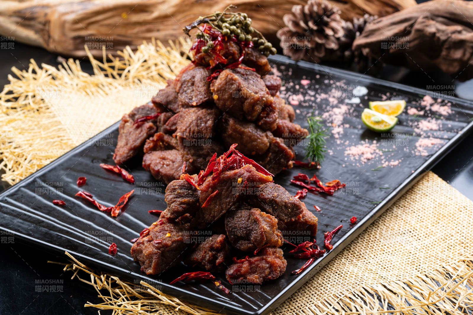 川香椒麻耗牛肉摆放在麻布垫子上