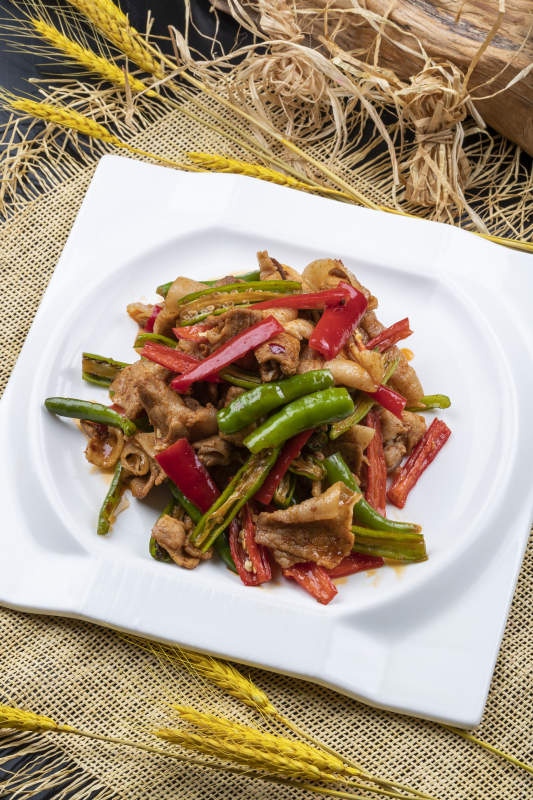 杭椒小炒肉摆放在麻布垫子上