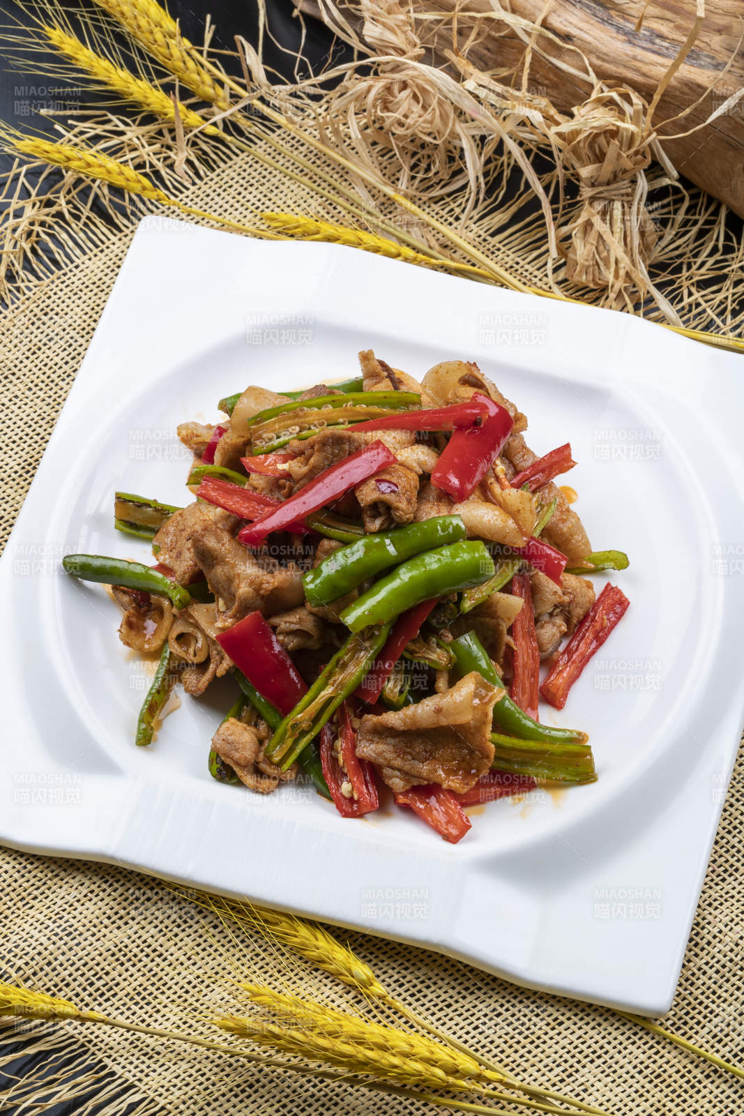 杭椒小炒肉擺放在麻布墊子上