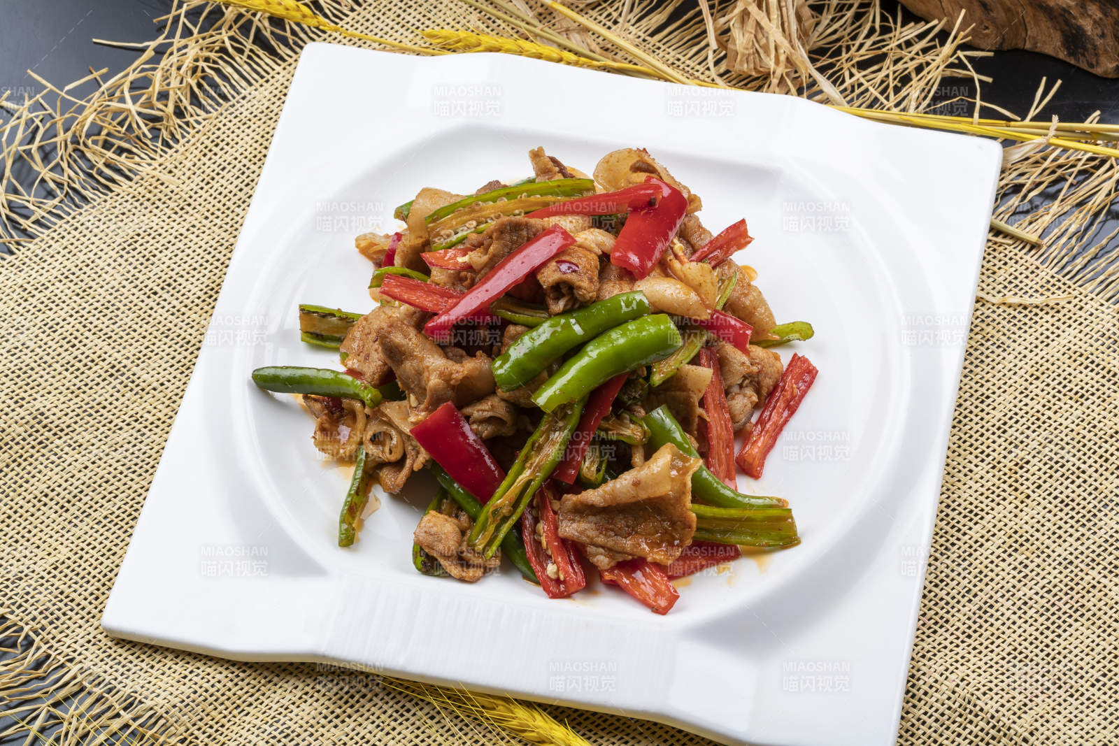 杭椒小炒肉擺放在麻布墊子上