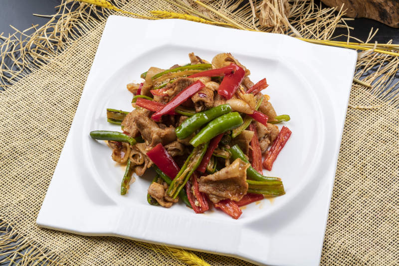 杭椒小炒肉摆放在麻布垫子上