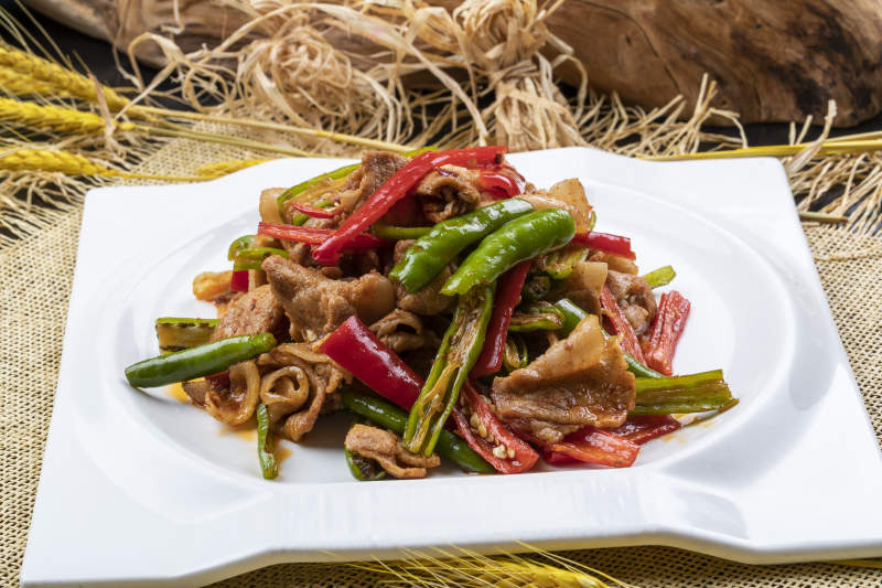 杭椒小炒肉摆放在麻布垫子上