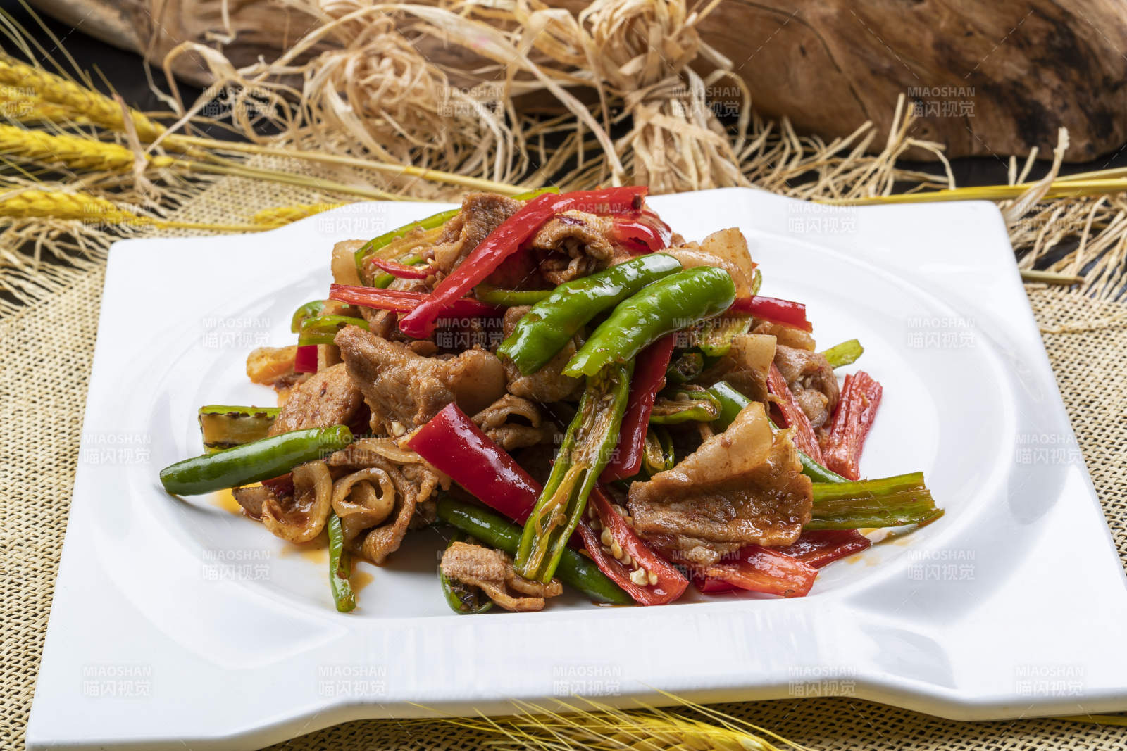 杭椒小炒肉擺放在麻布墊子上