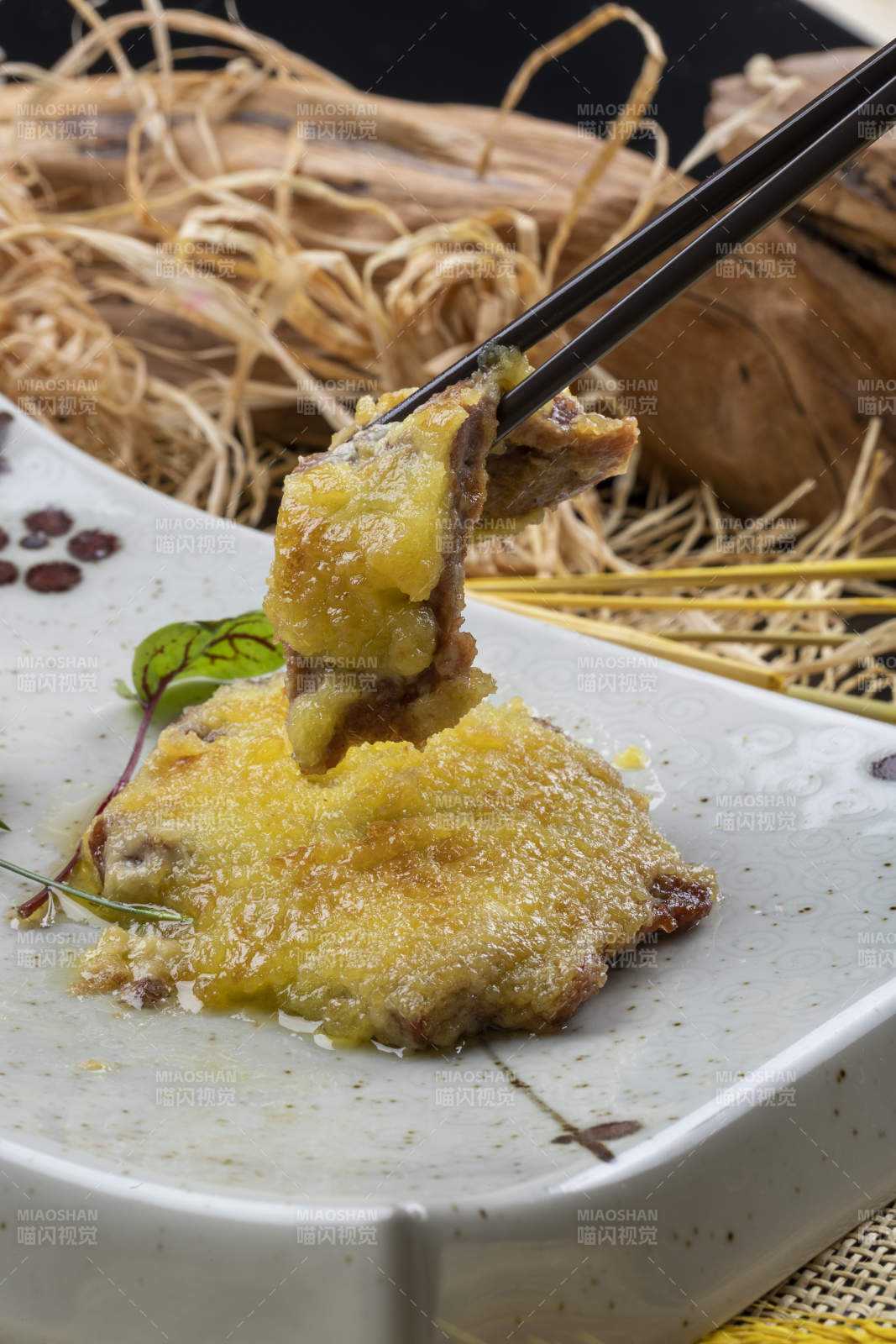 青色瓷盤裝的黃金炸豬排擺放在麻布墊子上