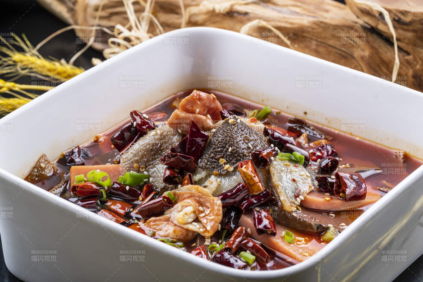 方形湯盆裝的川香毛血旺擺放在黑色背景上