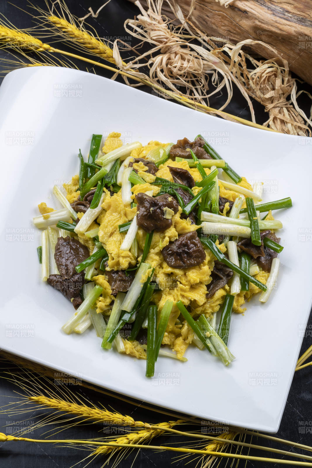 山珍菌韭菜炒鸡蛋摆放在黑色背景上