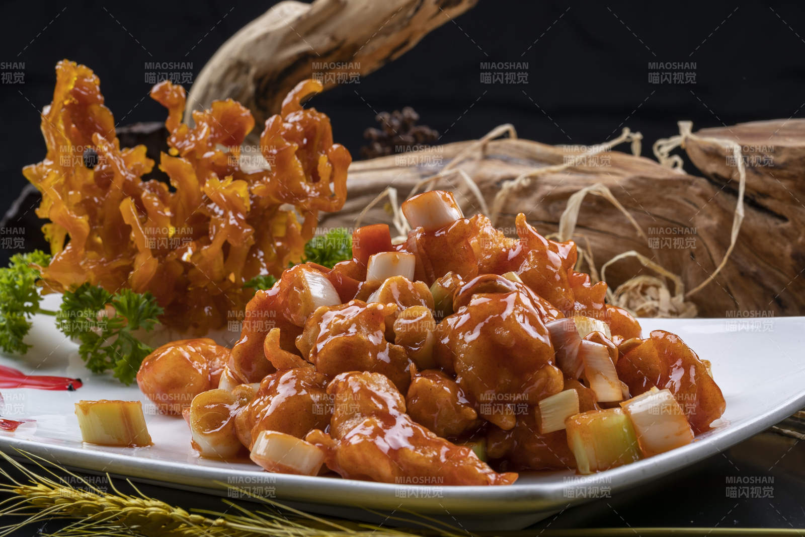 造型奇特的的宫保大虾球摆放在黑色背景上