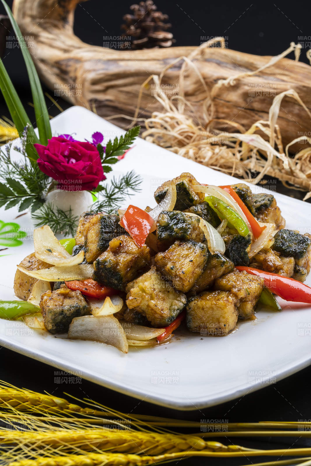 椒麻炸深海魚塊擺放在黑色背景上-攝影圖