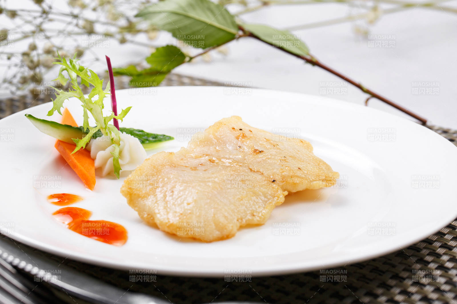 日式鐵板煎石斑魚擺放在餐墊上