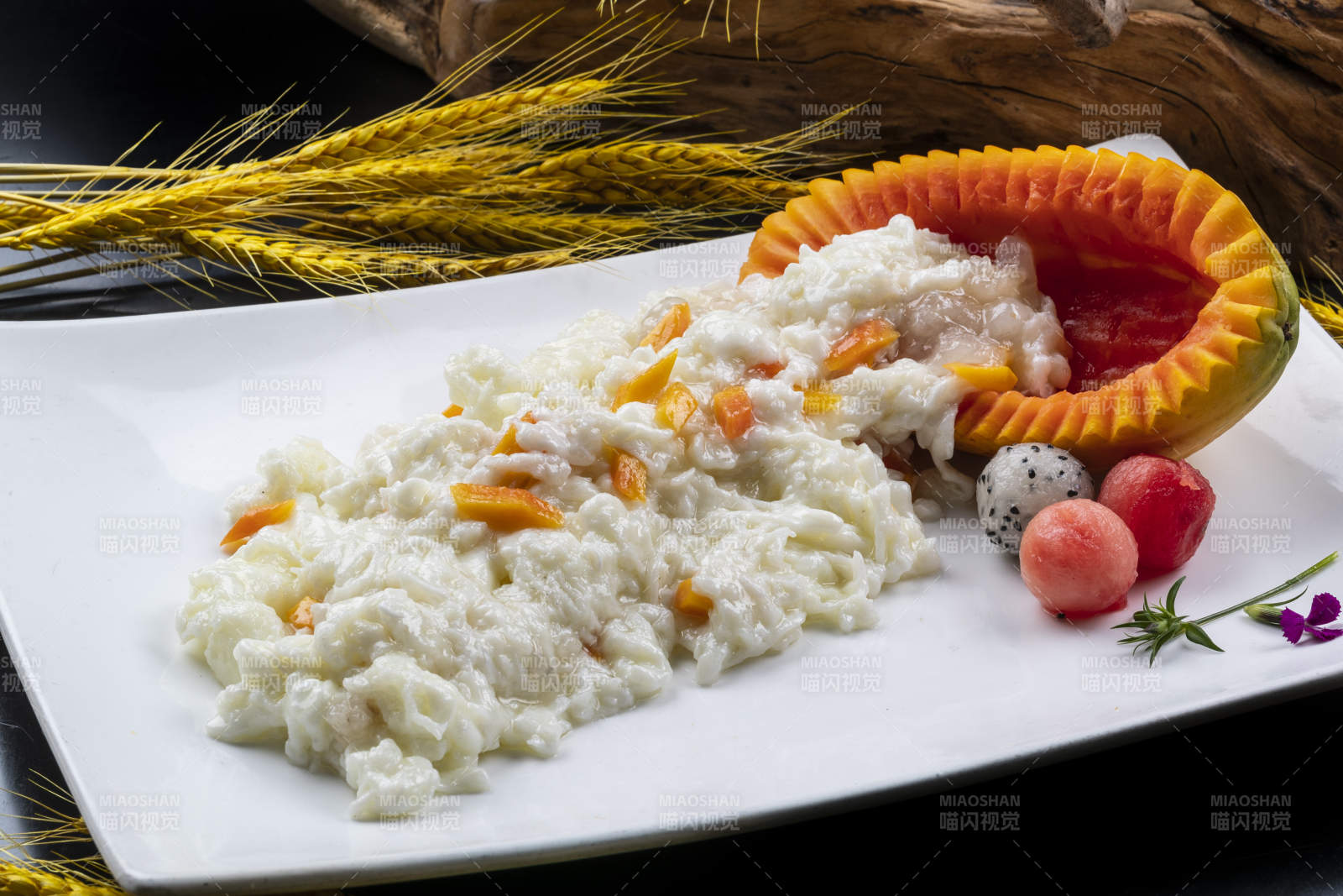 長方形瓷盤裝的木瓜芙蓉蛋擺放在黑色背景上
