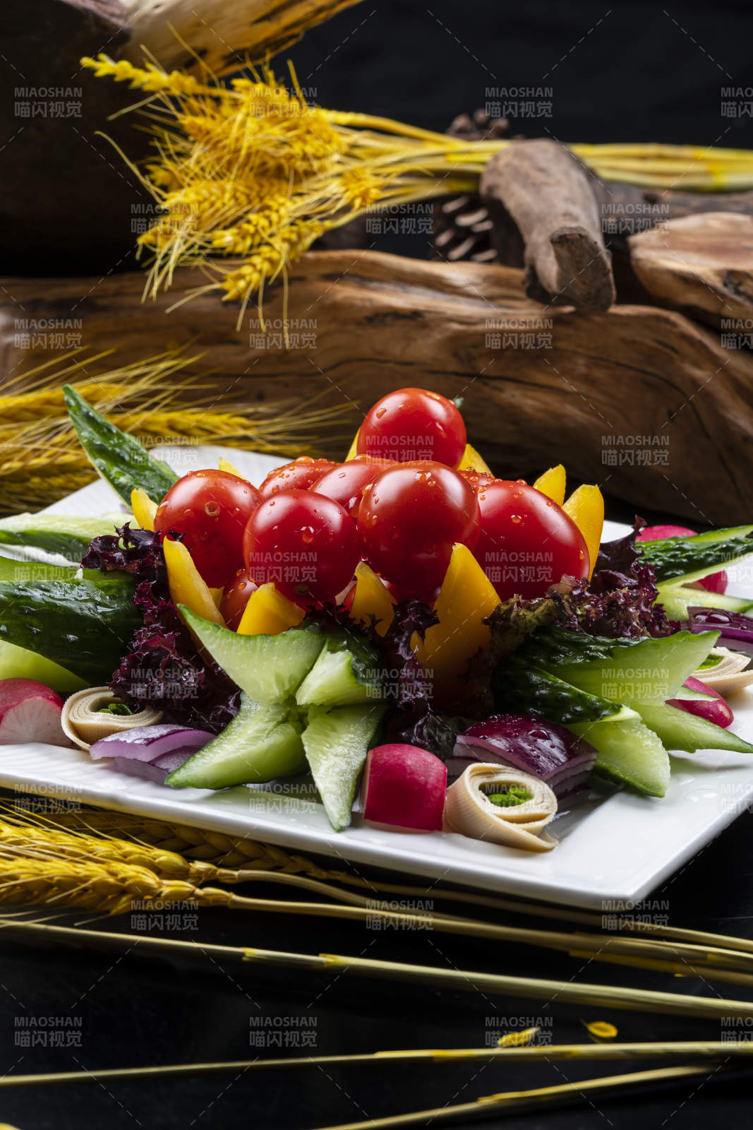 方形瓷盤裝的田園大拌菜擺放在黑色背景上