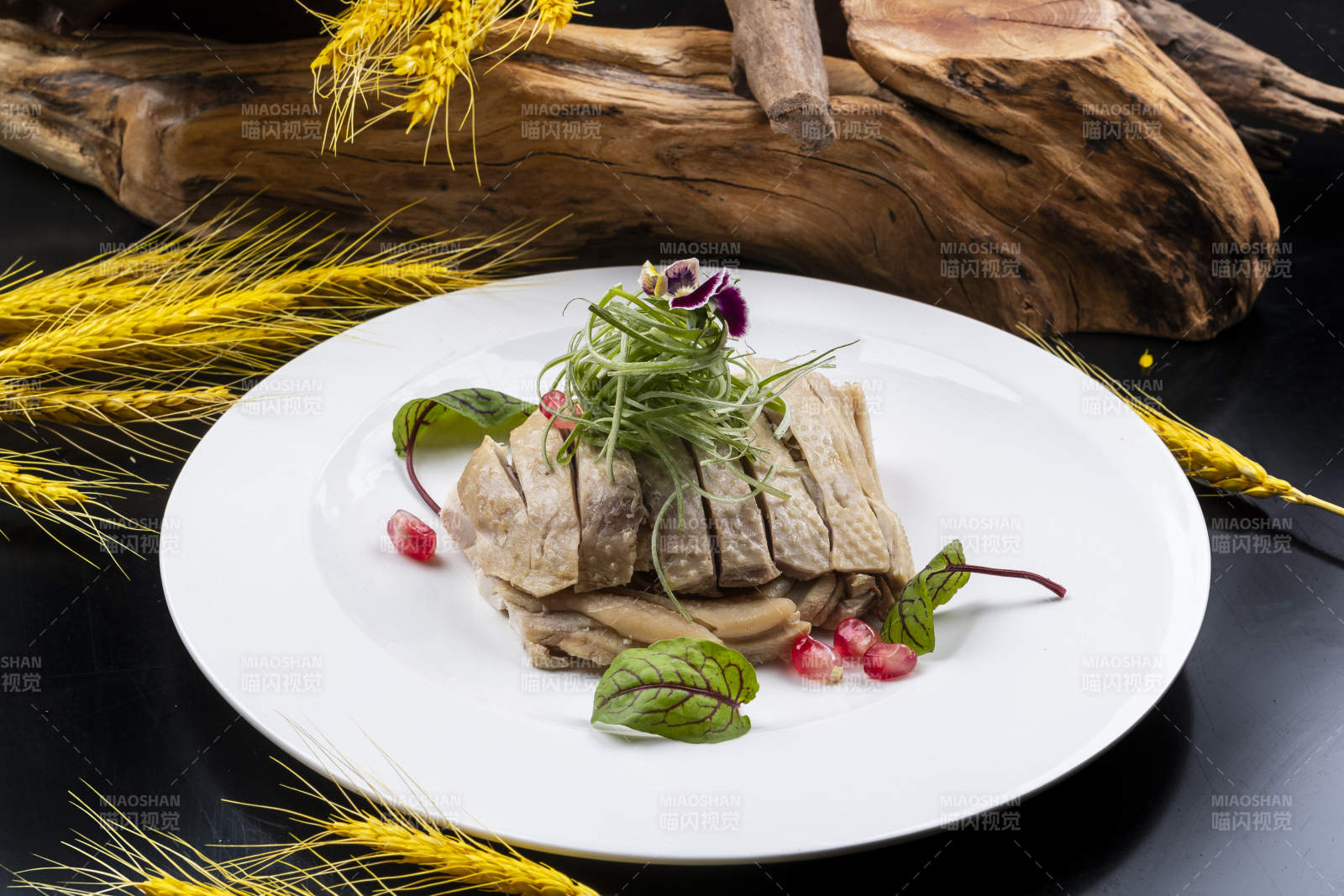 圆形瓷盘装的白斩鸡摆放在黑色背景上-摄影图