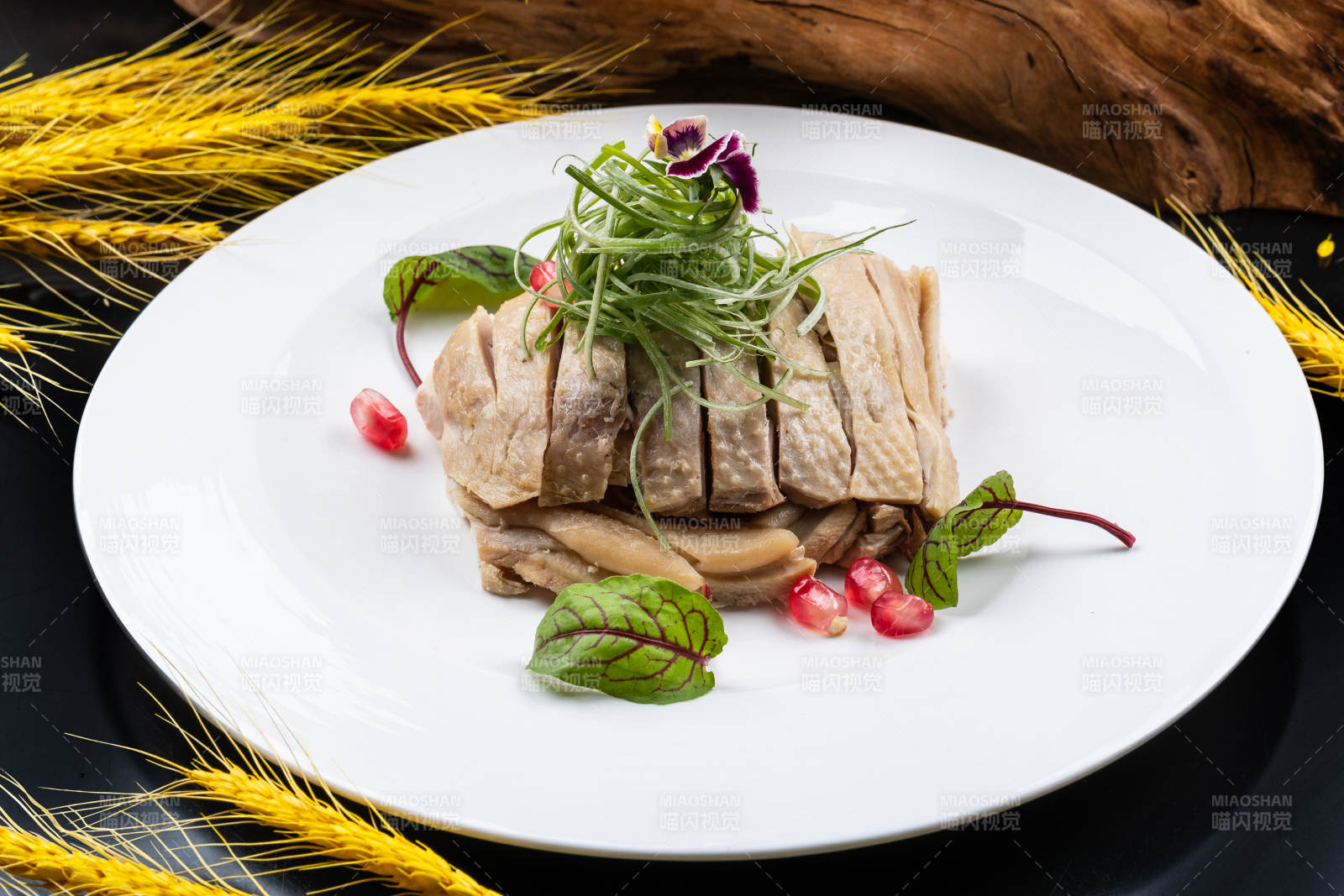 圆形瓷盘装的白斩鸡摆放在黑色背景上-摄影图