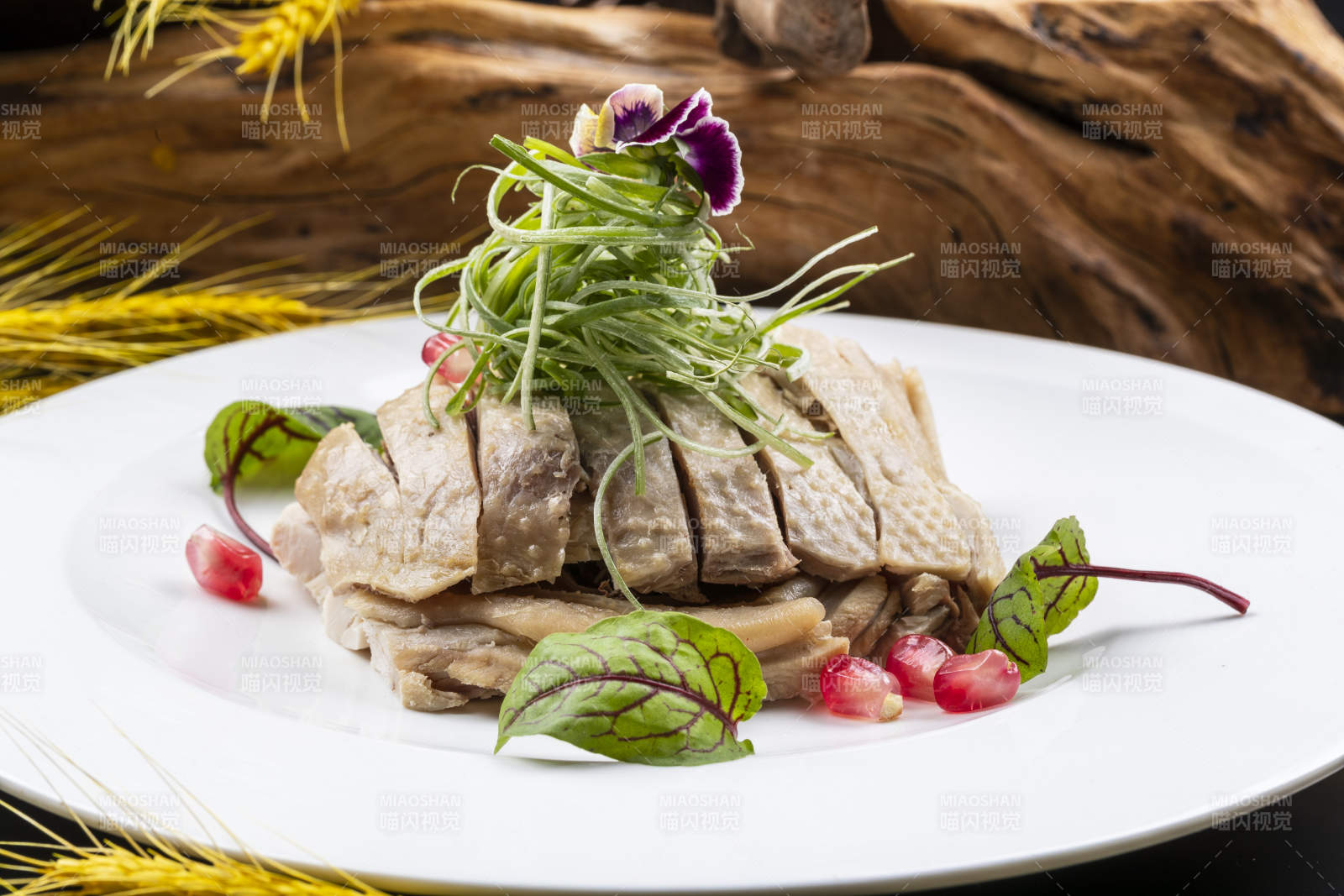 圆形瓷盘装的白斩鸡摆放在黑色背景上-摄影图