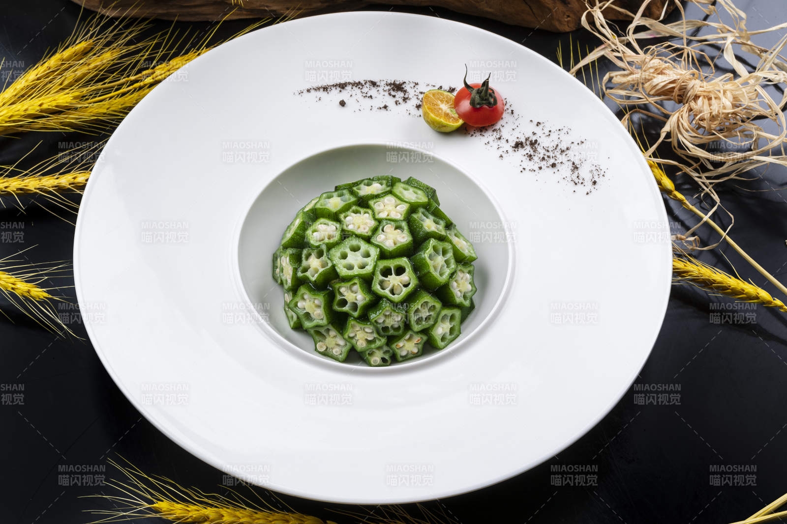 圓形瓷盤裝的撈汁鮮秋葵擺放在黑色背景上