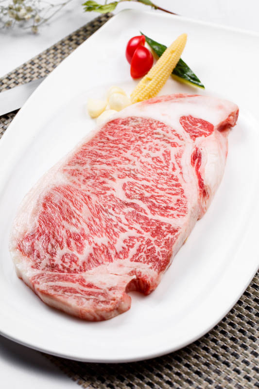 顶级A5A3级雪花牛排摆放在餐垫上