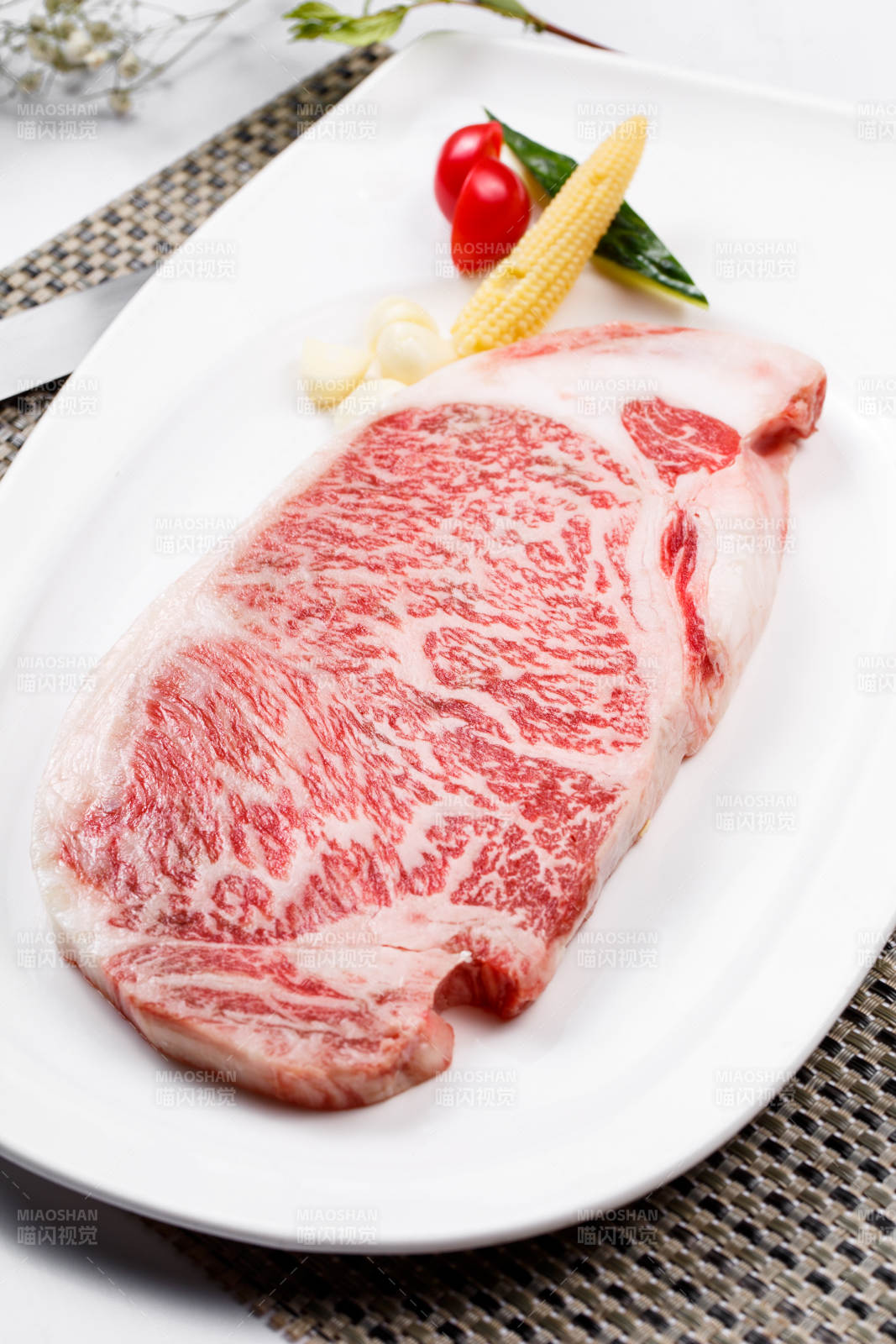 顶级A5A3级雪花牛排摆放在餐垫上