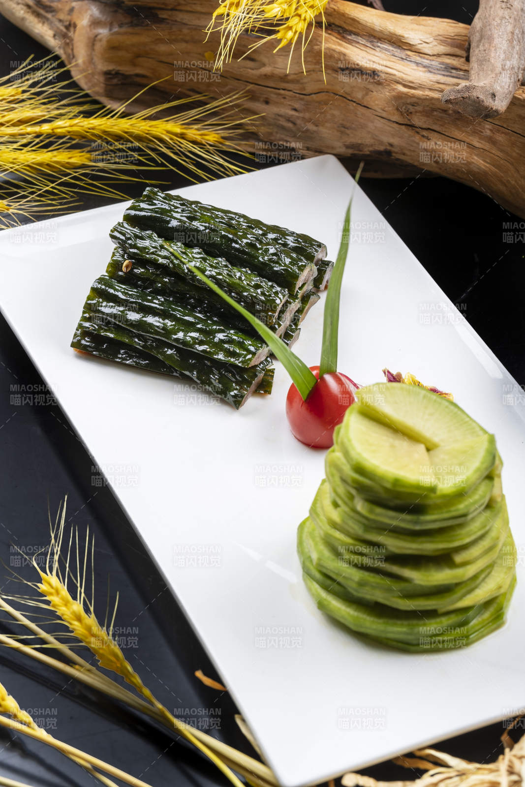 乳瓜拼青萝卜摆放在黑色背景上图片