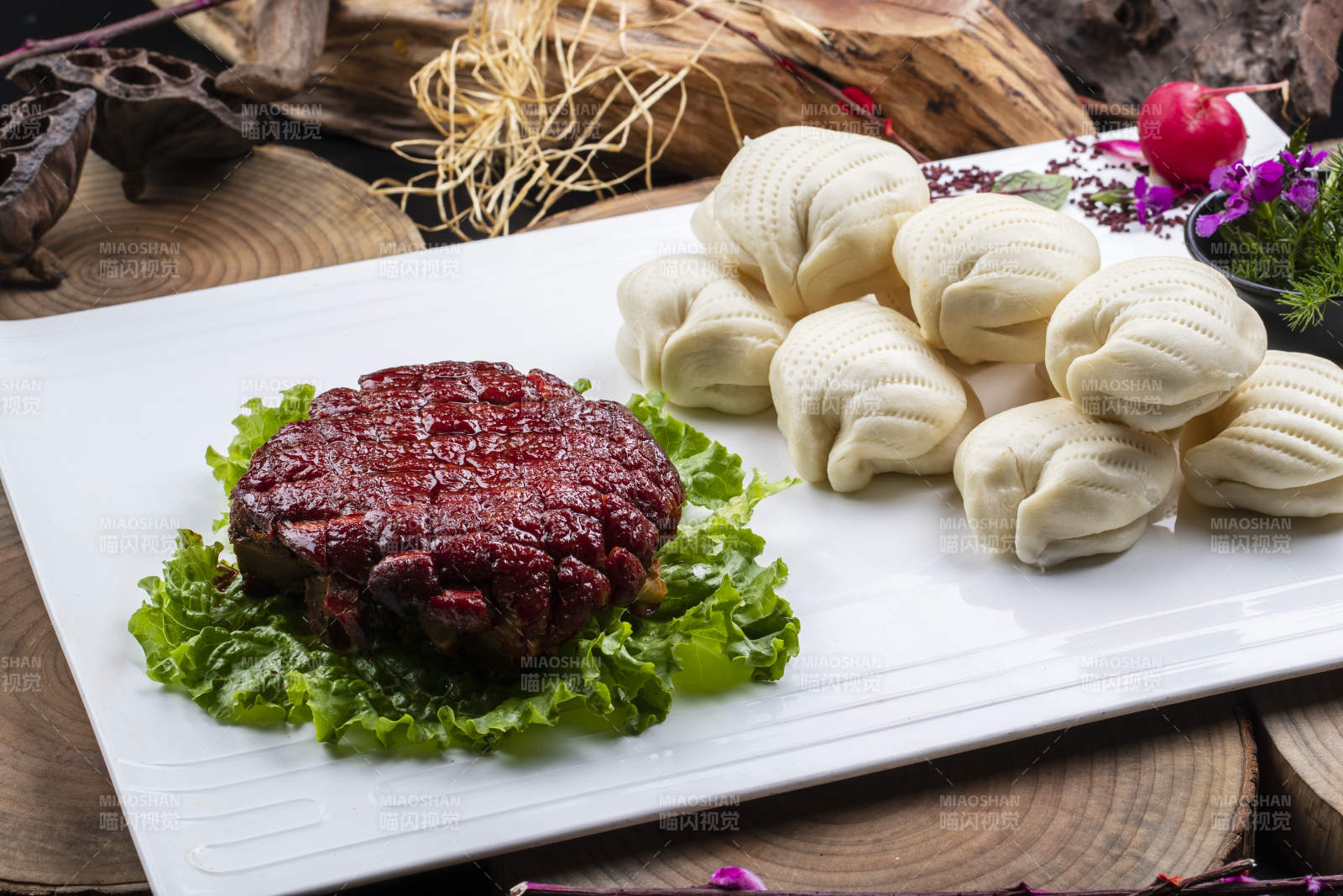 长方形瓷盘装的花馍夹酱肉摆放在樟木砧板上