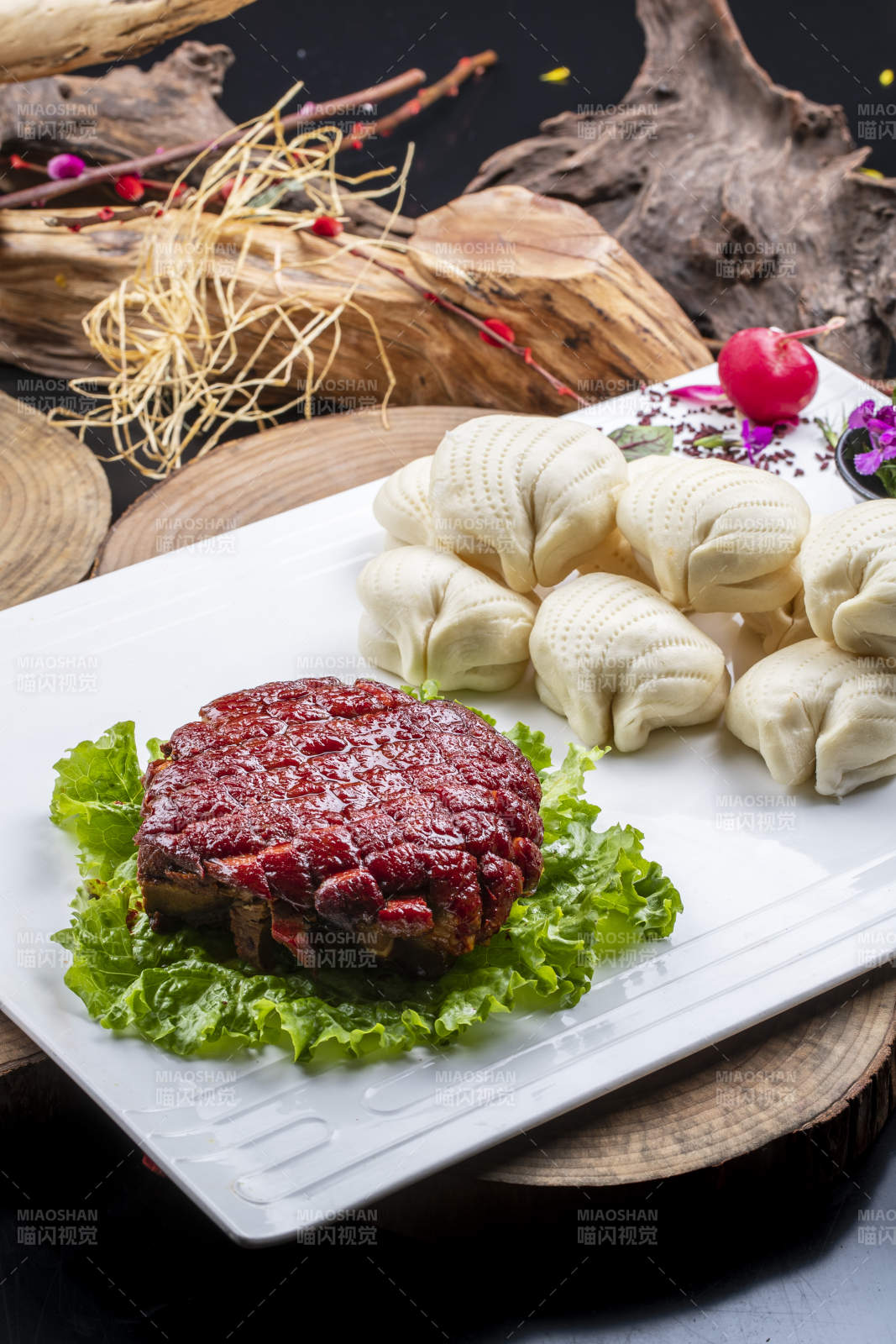 长方形瓷盘装的花馍夹酱肉摆放在樟木砧板上